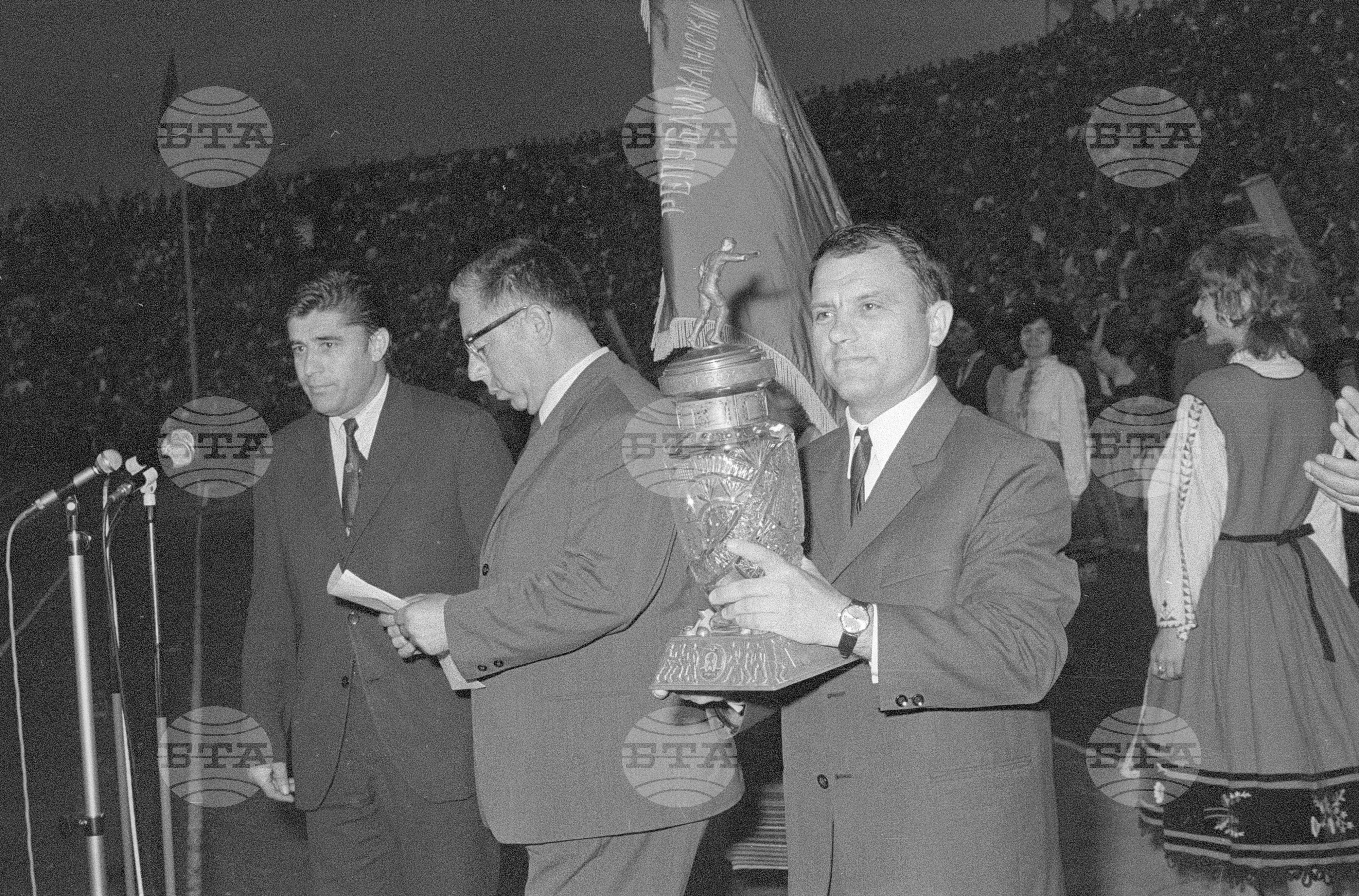 Последна среща за първенството 1971 година "Левски-Спартак" и ЦСКА "Септемврийско знаме” + награждаване на шампиона ЦСКА "Септемврийско знаме”