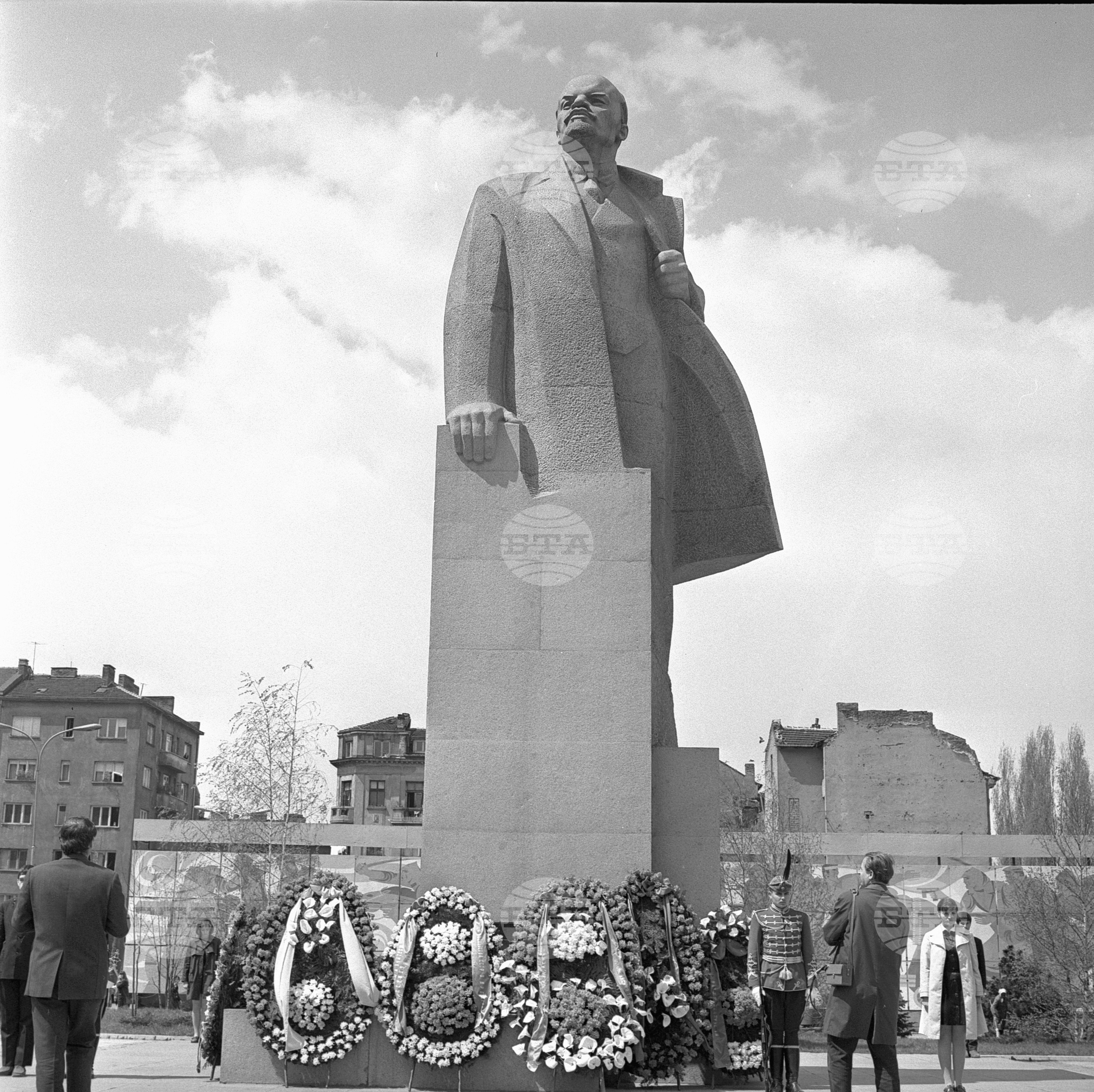 Венци пред паметника на Ленин