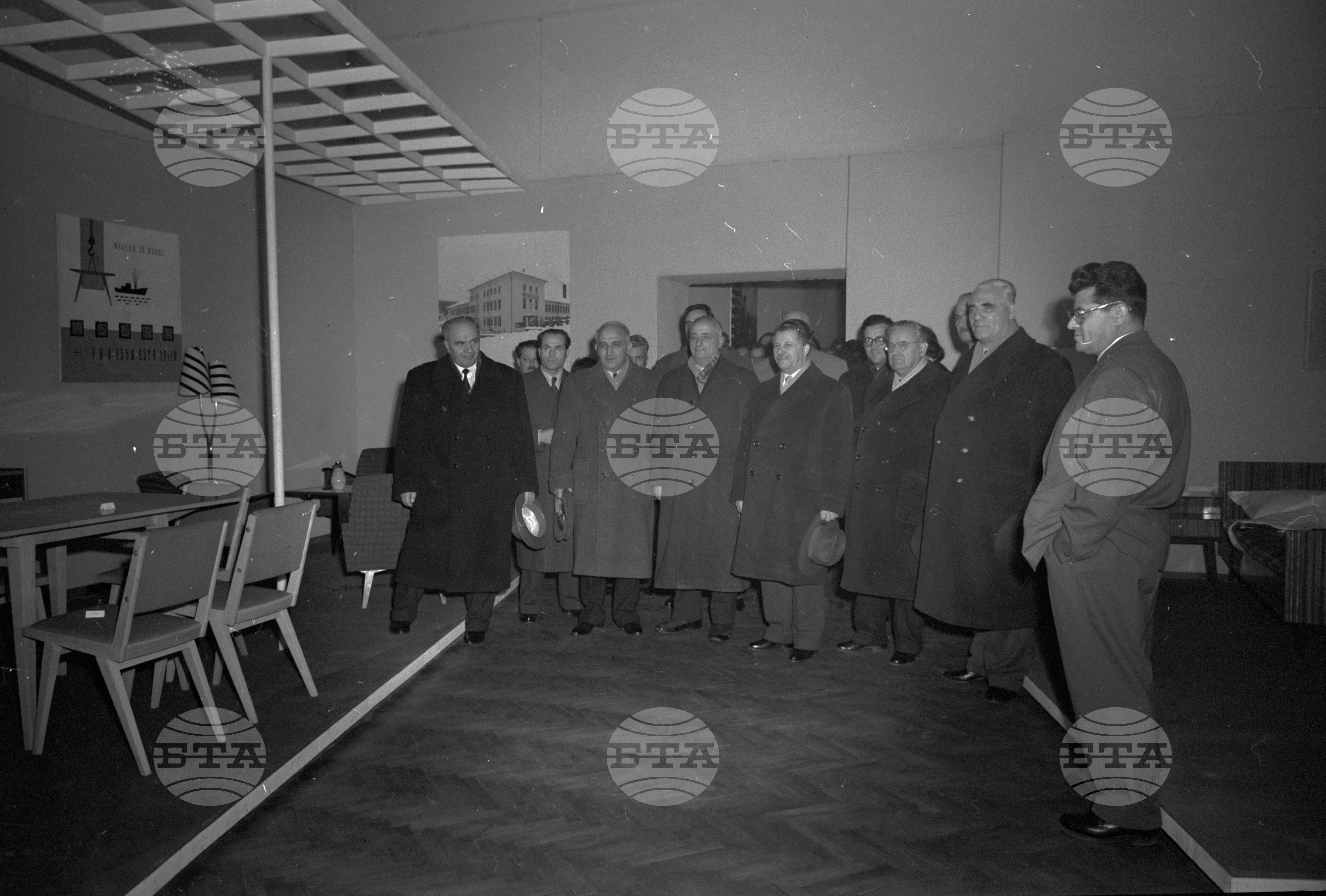 Партийни и държавни ръководители посетиха изложбата на мебели в София