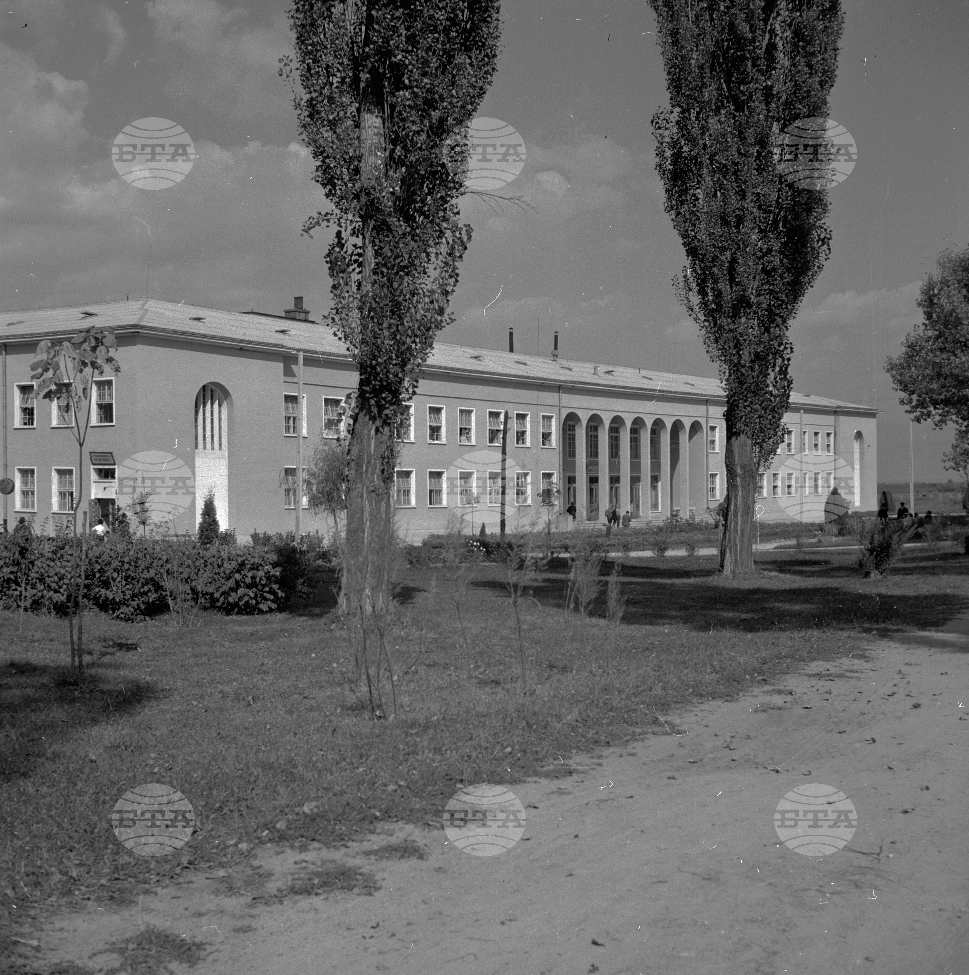 Сн. 1 до 7 Изглед от балнеосанаториума в село Павел баня, Старозагорски окръг (днес град Павел баня)