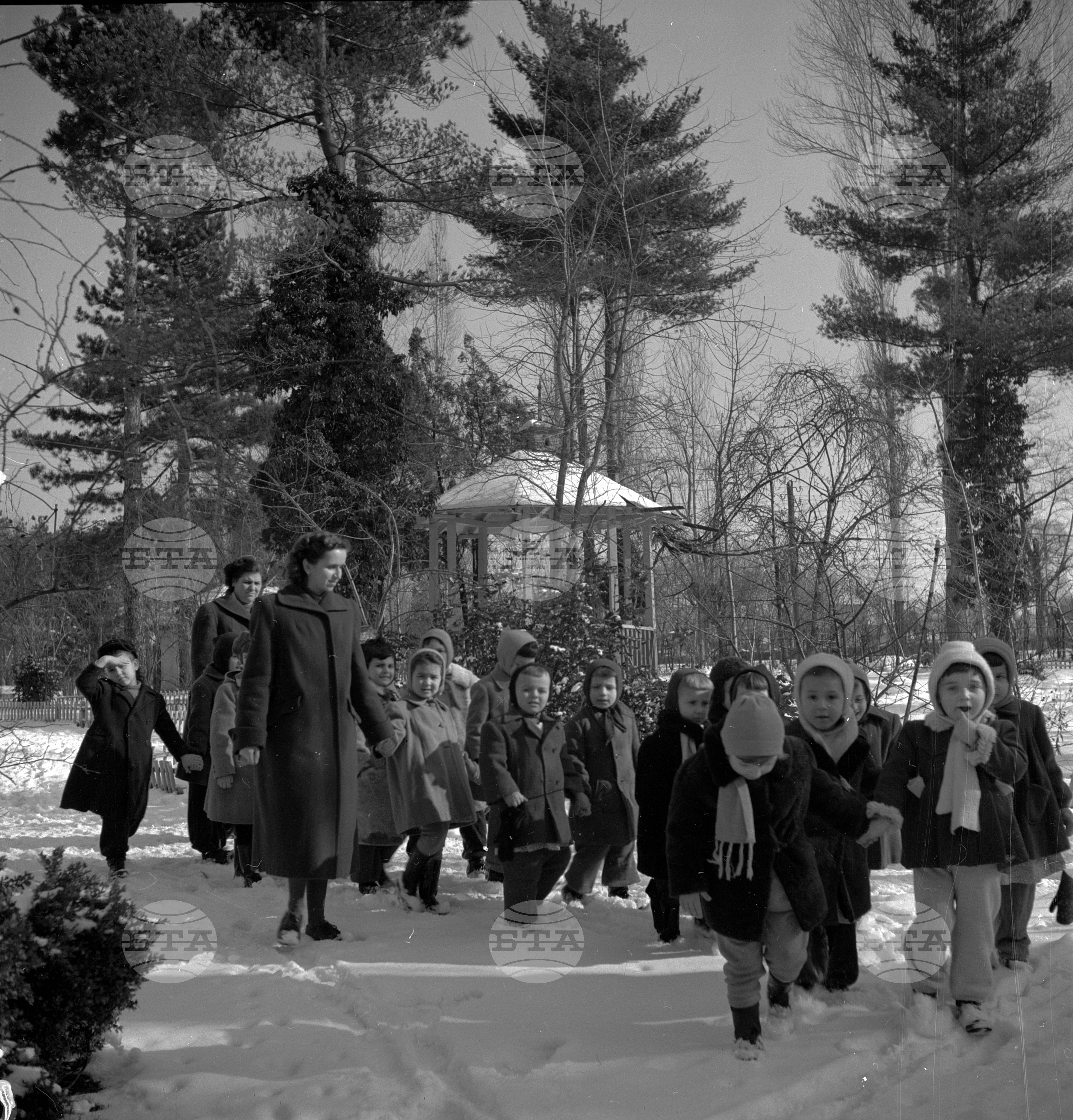 Зимни снимки в седмичната детска градина за деца на служители на МНО (Министерство на народната отбрана)