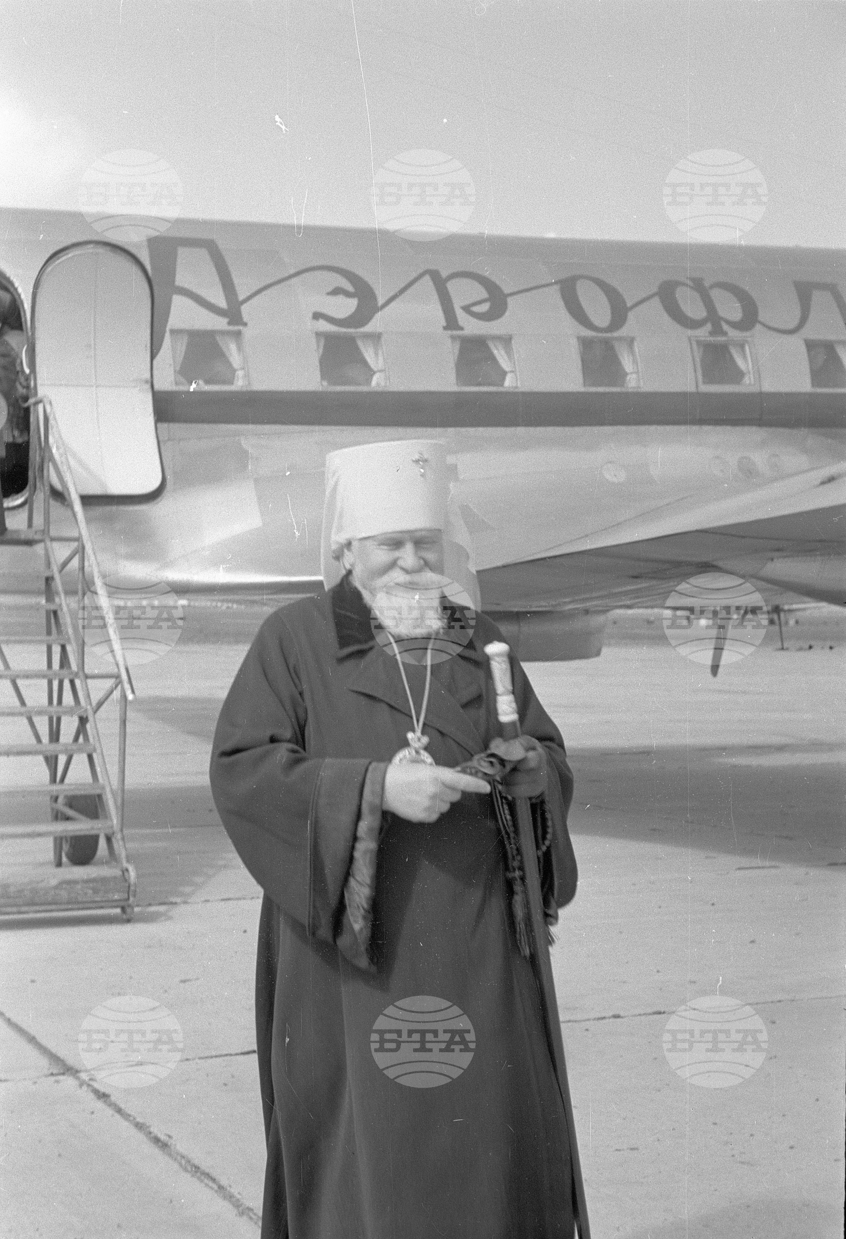Посрещането на митрополит Николай  Крутицки и Коломенски на летище "Враждебна". Посрещането на културна делегация от Съветския съюз - Хачатурян и Филипенко, видни музикални дейци гостуващи у нас по случай прегледа на българското музикално творчество след 9 септември 1944 година