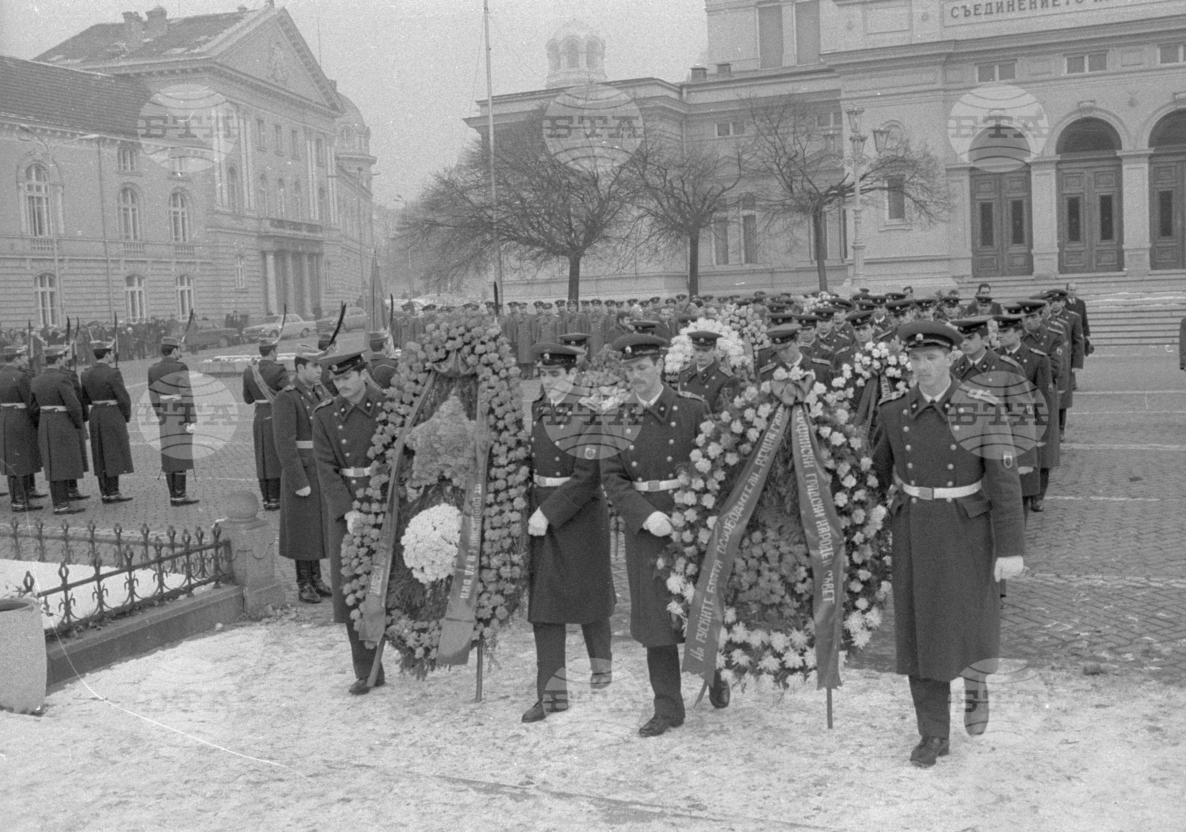 100 години от Освобождението на София - венци пред Паметника на освободителите