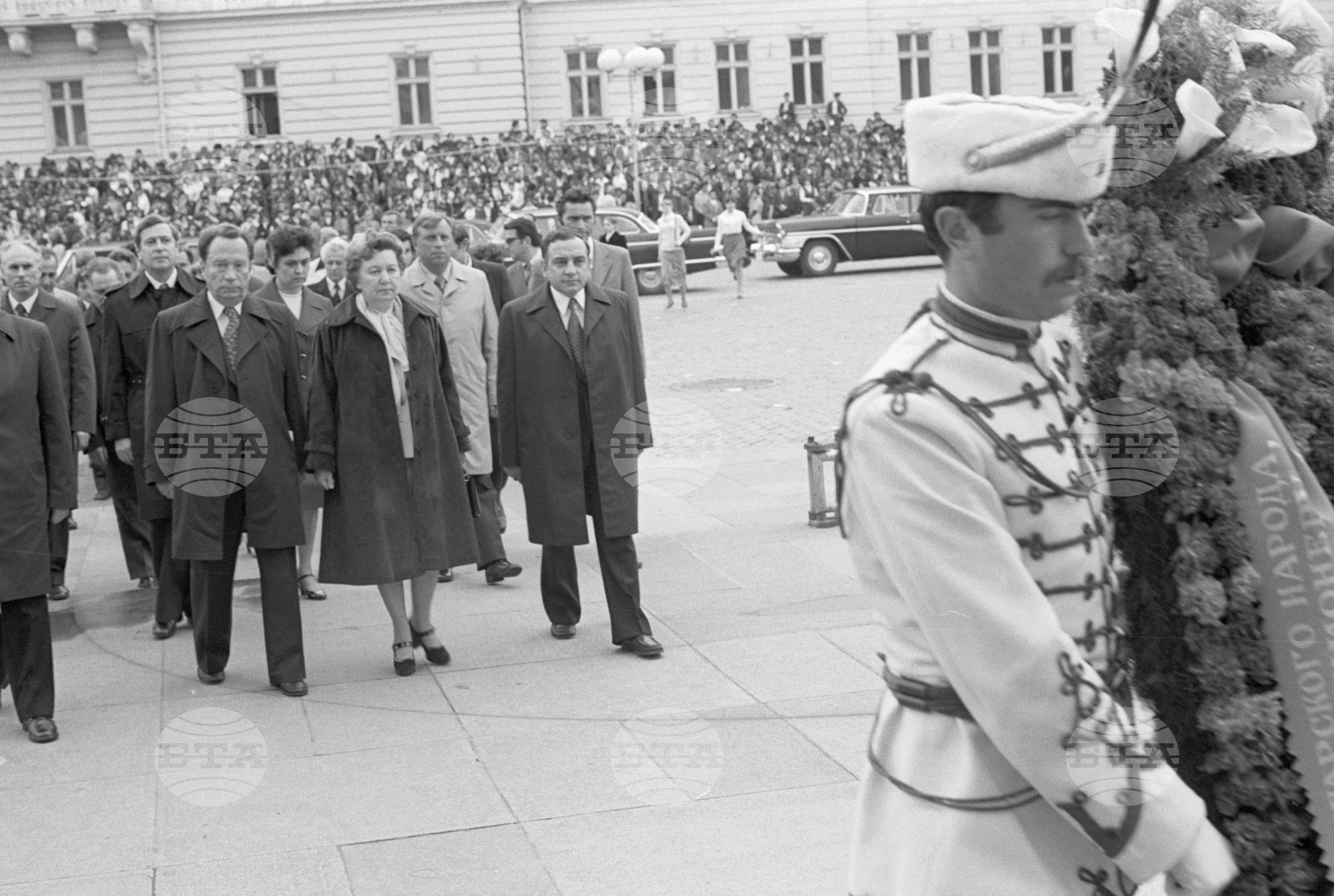 Тържествено полагане на венци от членовете на съветската делегация оглавявана от члена на политбюро на Централен комитет на Комунистическата партия на Съветския Съюз (ЦК на КПСС) Виктор Гришин