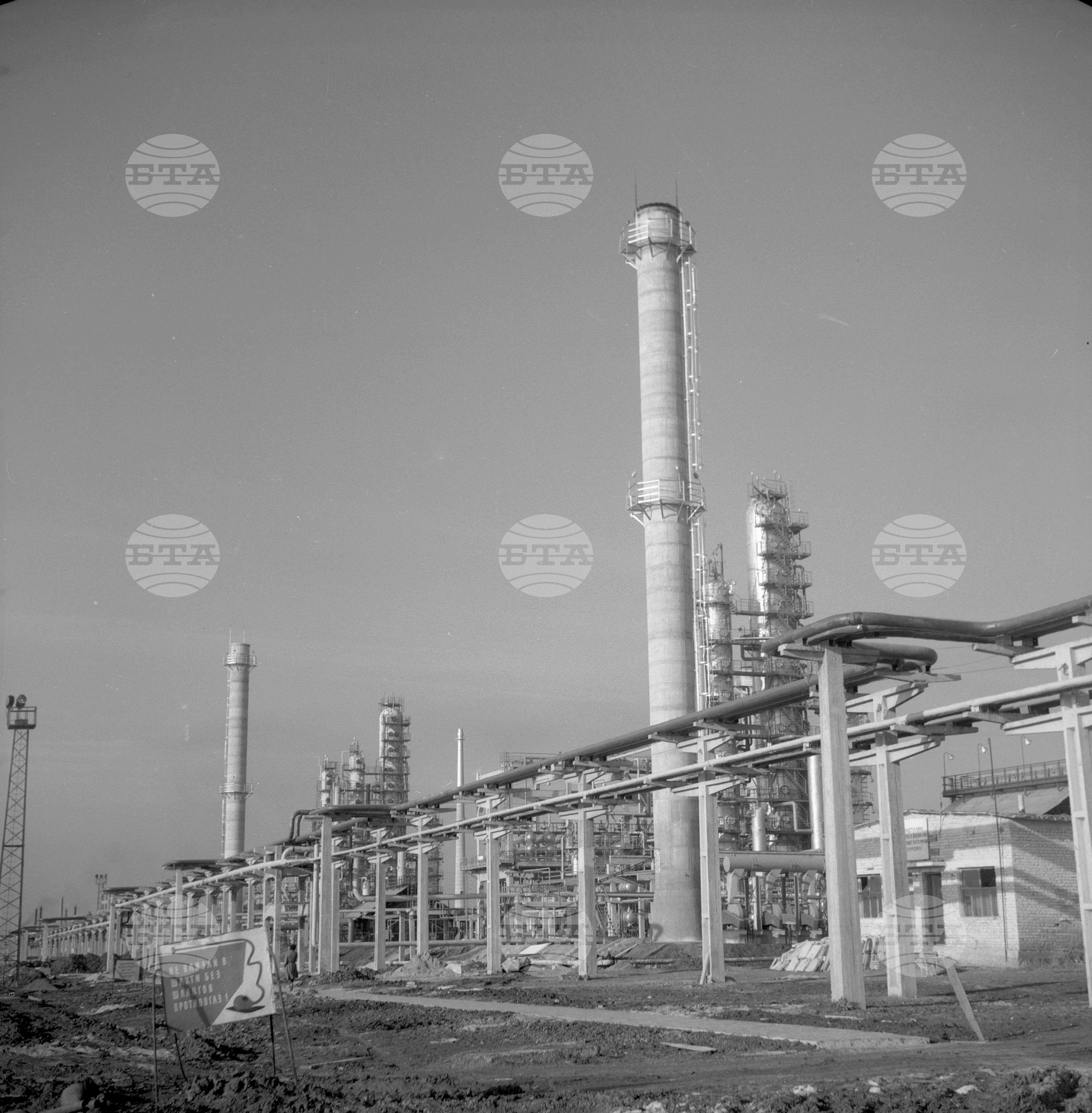Преди пускането в действие на II-ра атмосферна инсталация на Нефтопреработвателния завод край Бургас