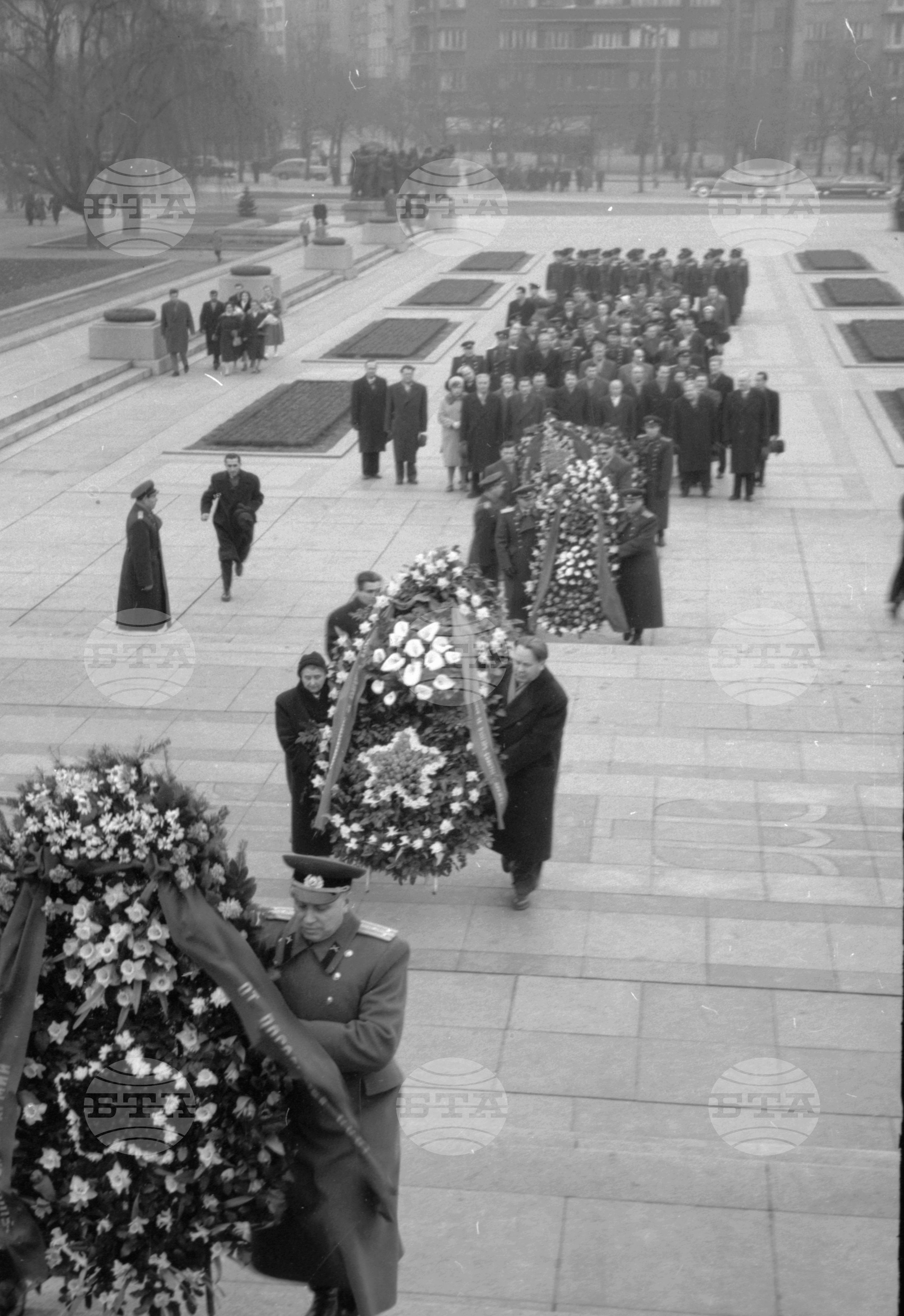 Полагане венци пред Паметника на съветската армия по случай 43 години от създаването му