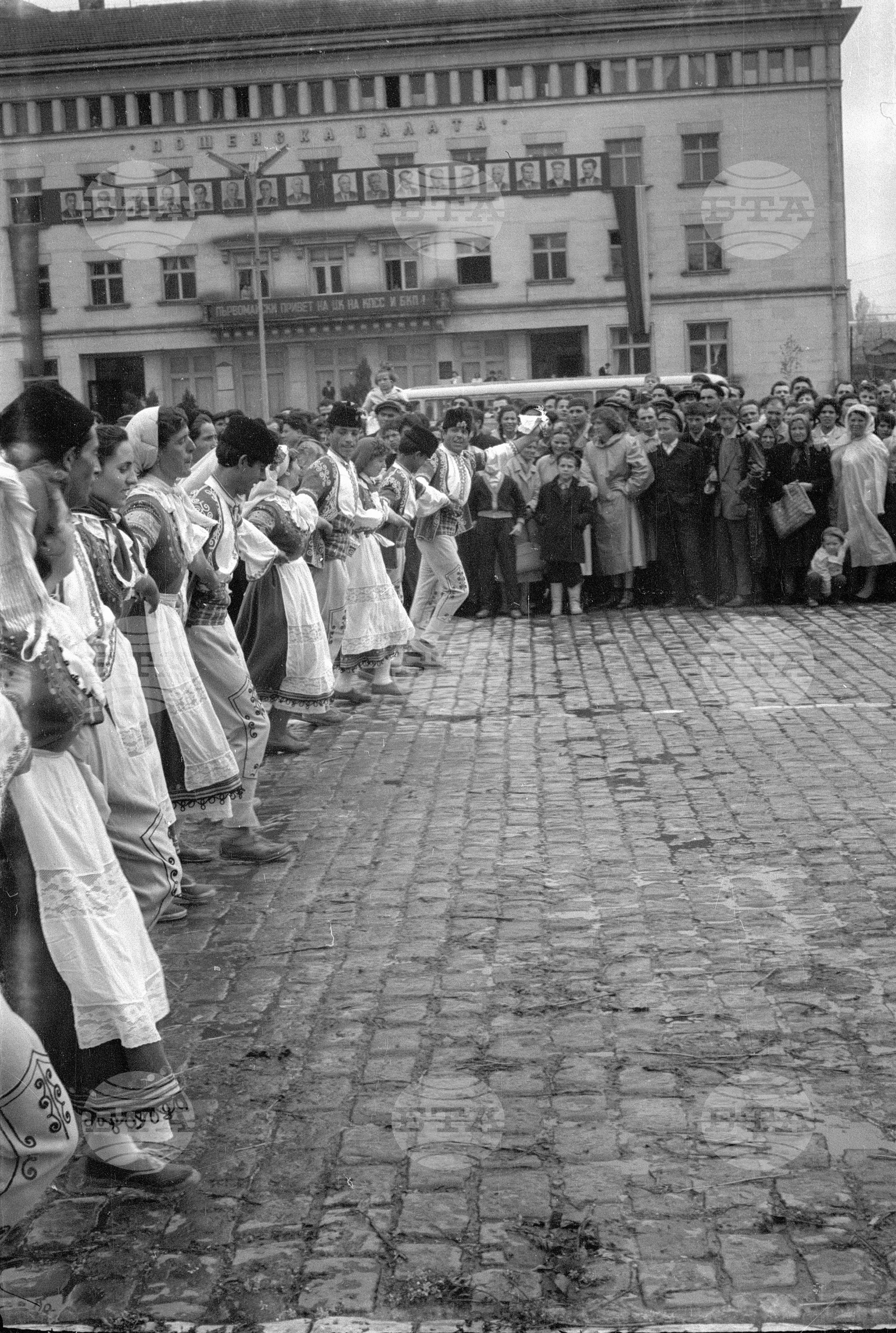 Първомайската манифестация на трудещите се в Димитрово (днес Перник) част 2