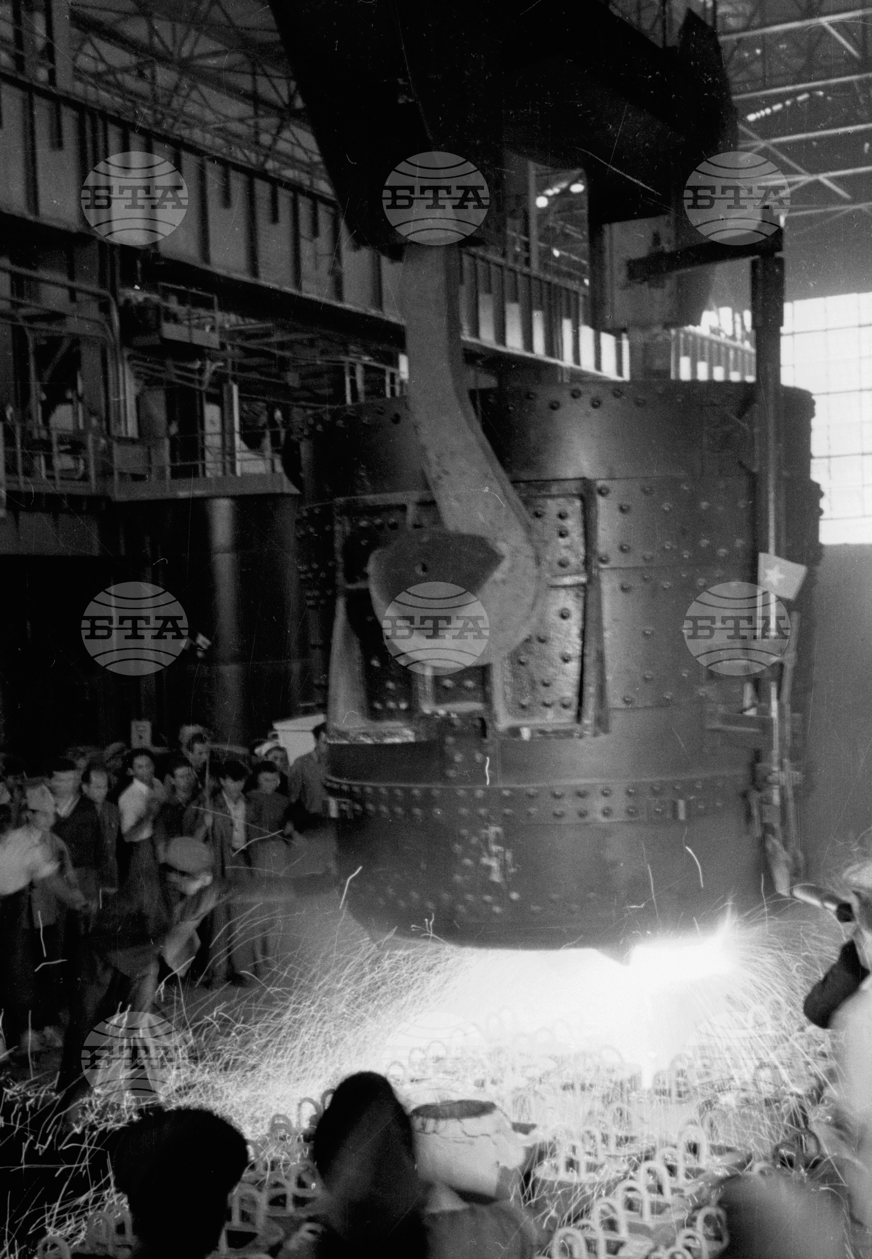 Държавен металургичен завод „Ленин“ - 1953 година - отливане на първата родна стомана