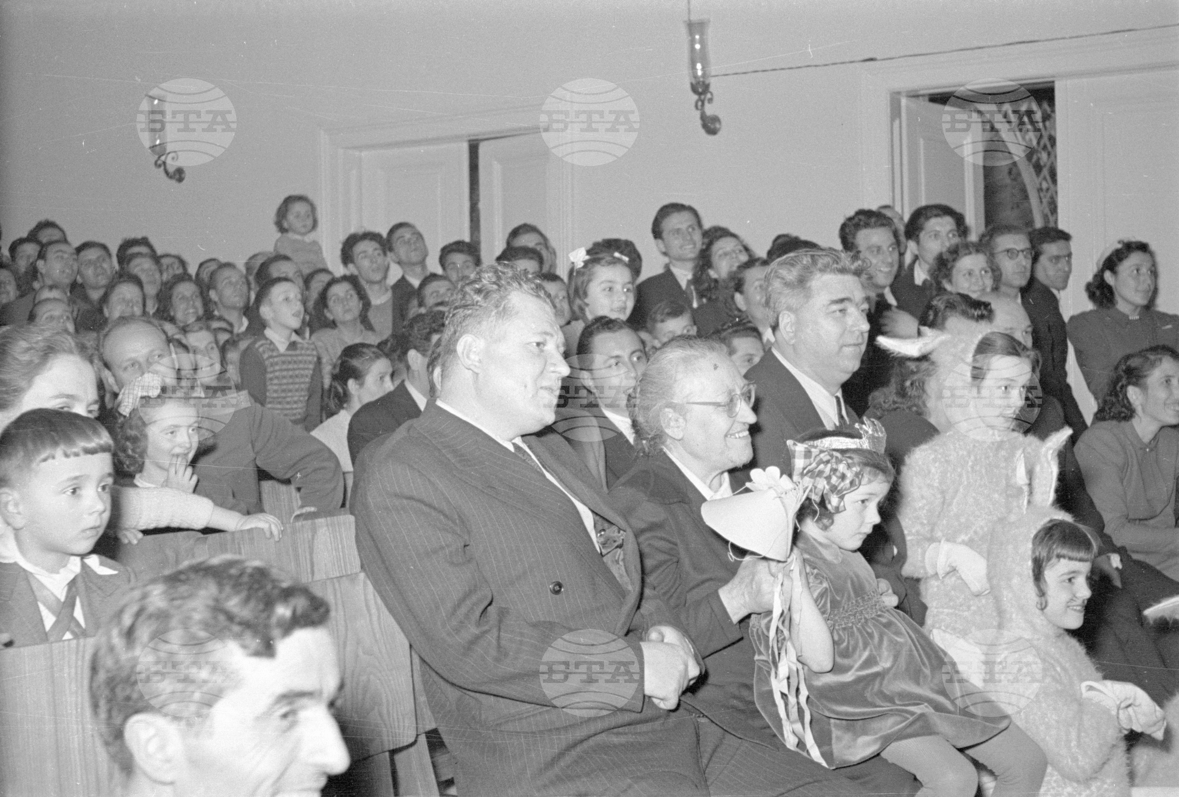 Вълко Червенков и пионери посрещат новата 1953 година