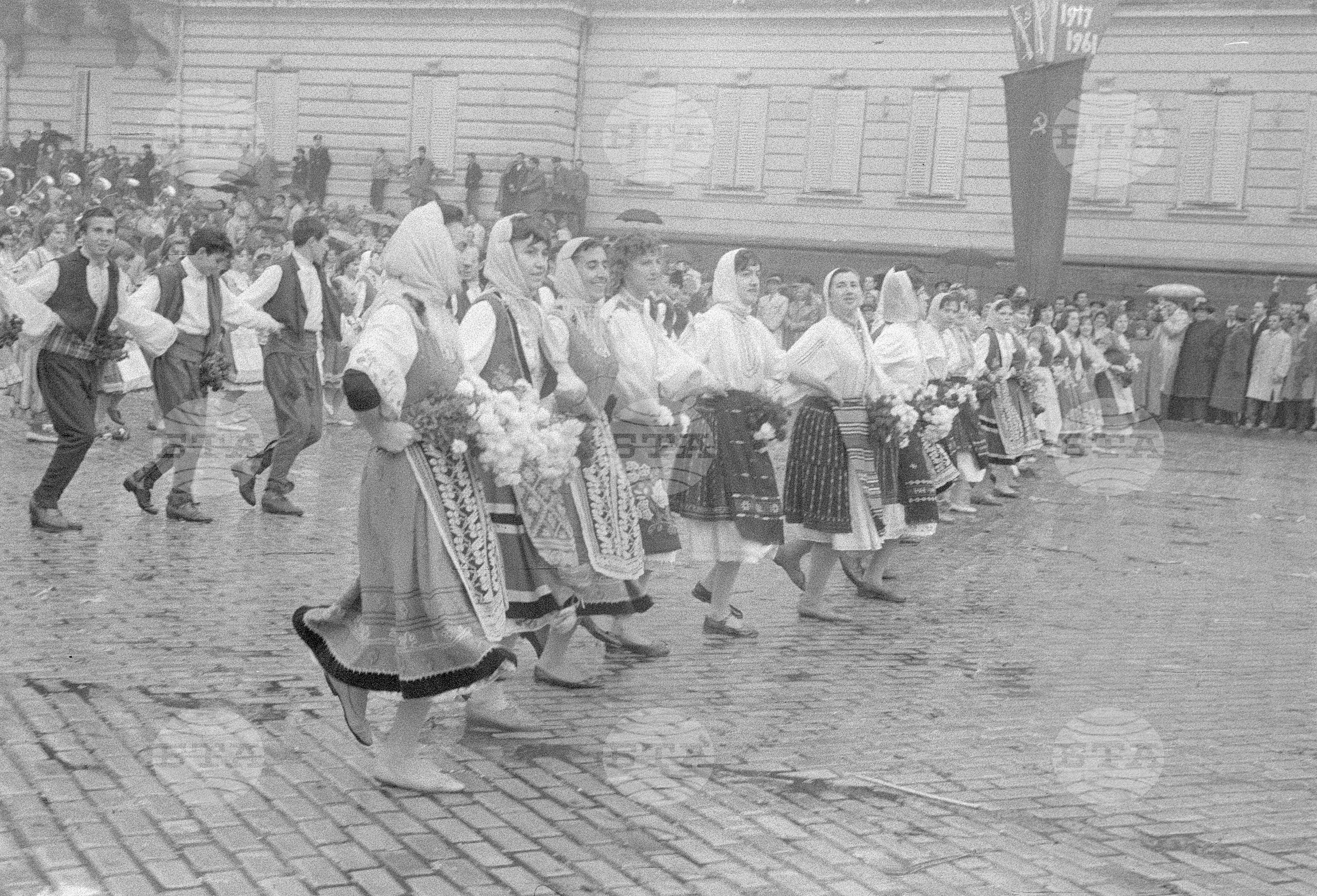 Възторжена манифестация на трудещите се от столицата по случай 44-годишнината на Великата октомврийска социалистическа революция част 2