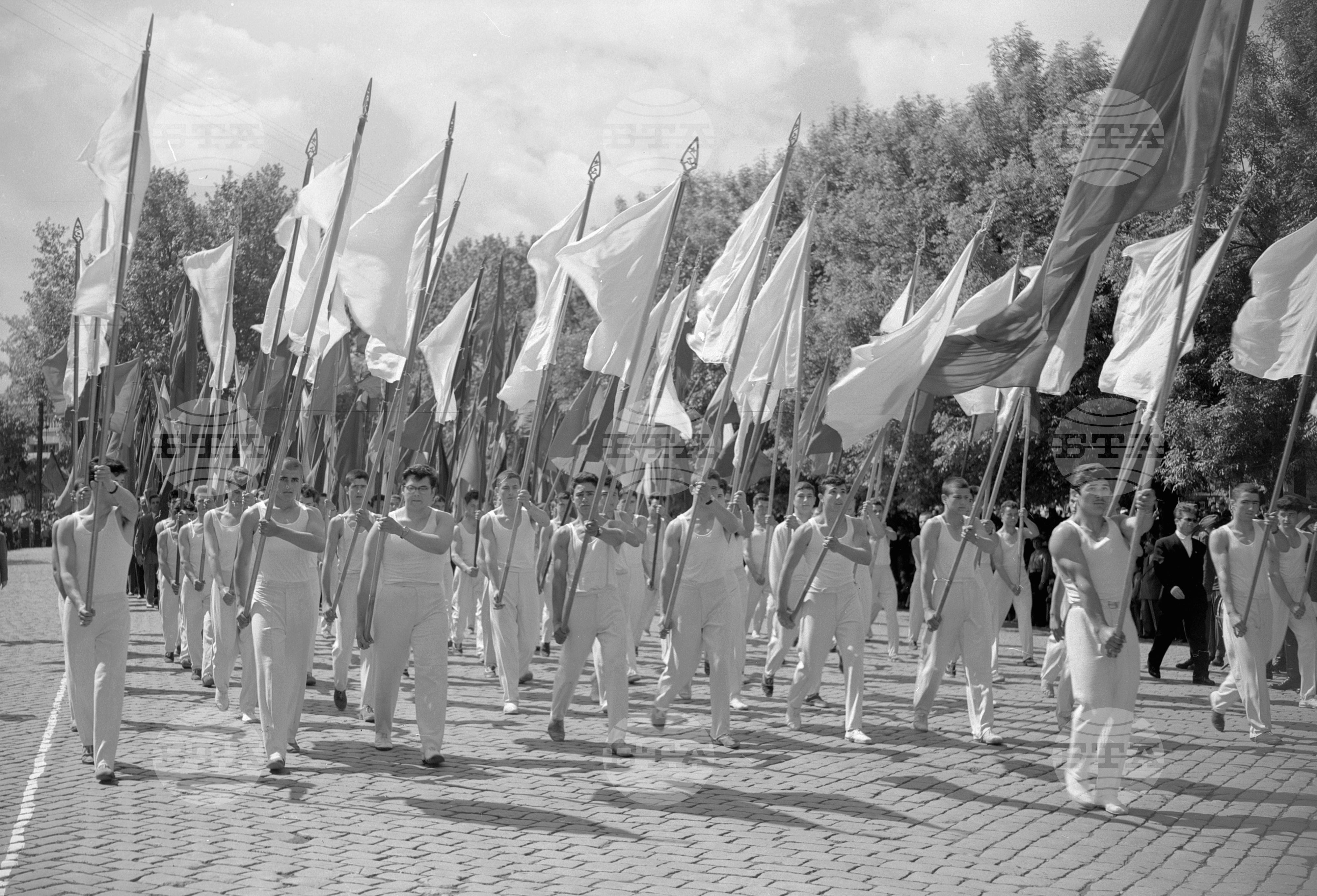 Величествената първомайска манифестация на трудещите се в Пловдив (1961)
