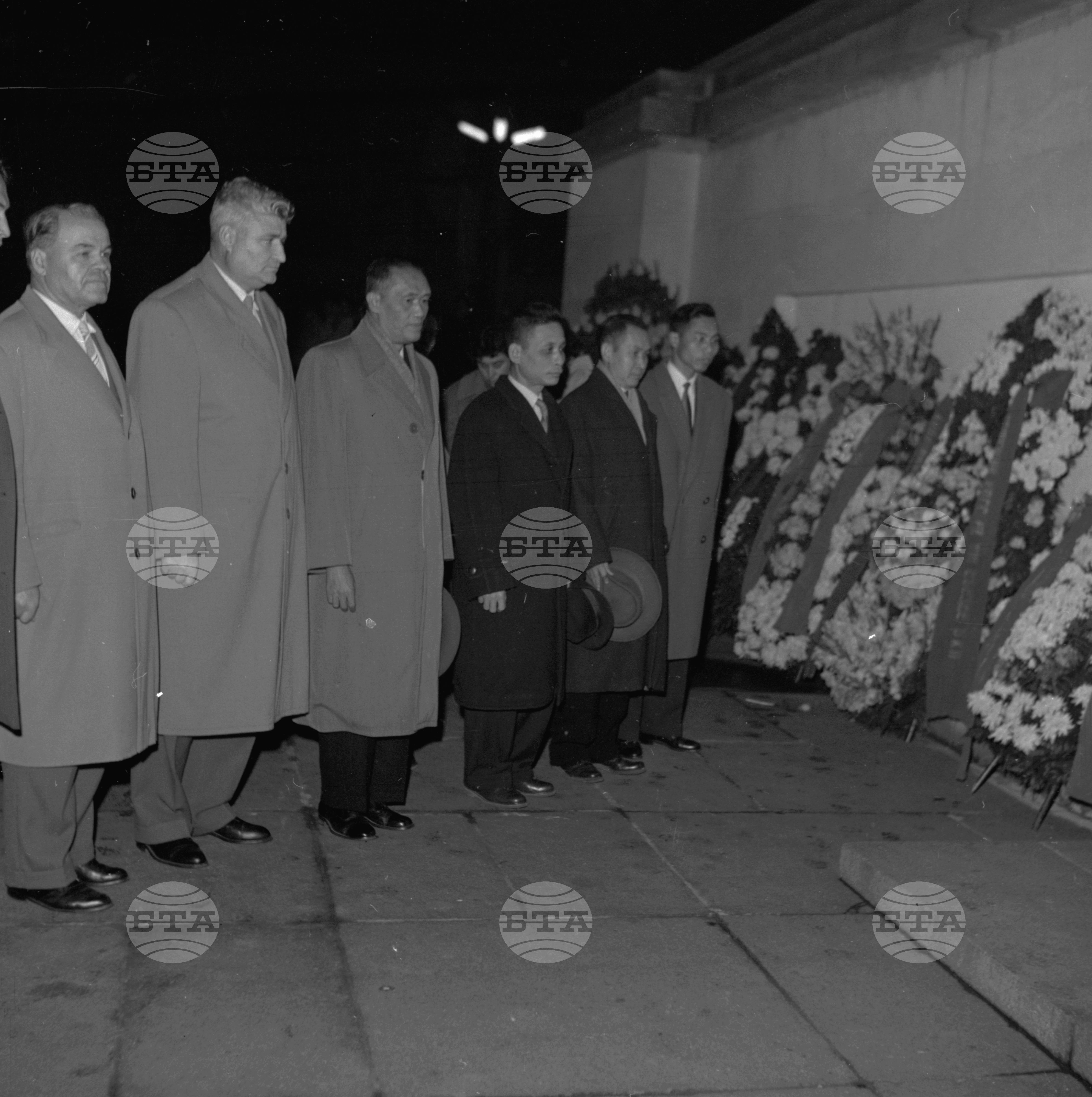 Полагане на венец пред мавзолея на Георги Димитров от делегацията на КПСС, с ръководител М. А. Суслов, дошли за VIII конгрес на БКП