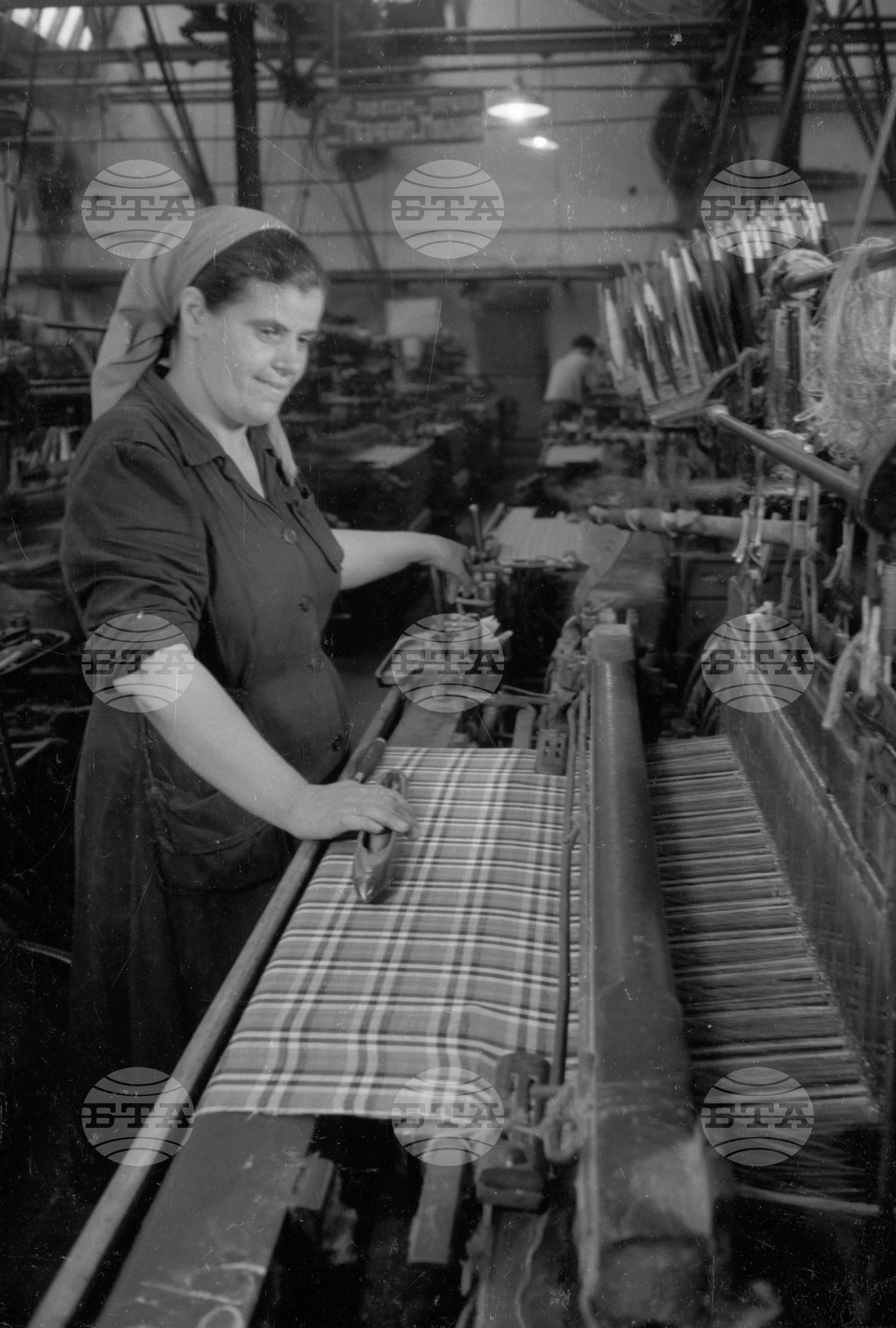 Из живота на работниците във ф-ка „1-ви май“ в Сталин (дн. Варна) - 1953 година