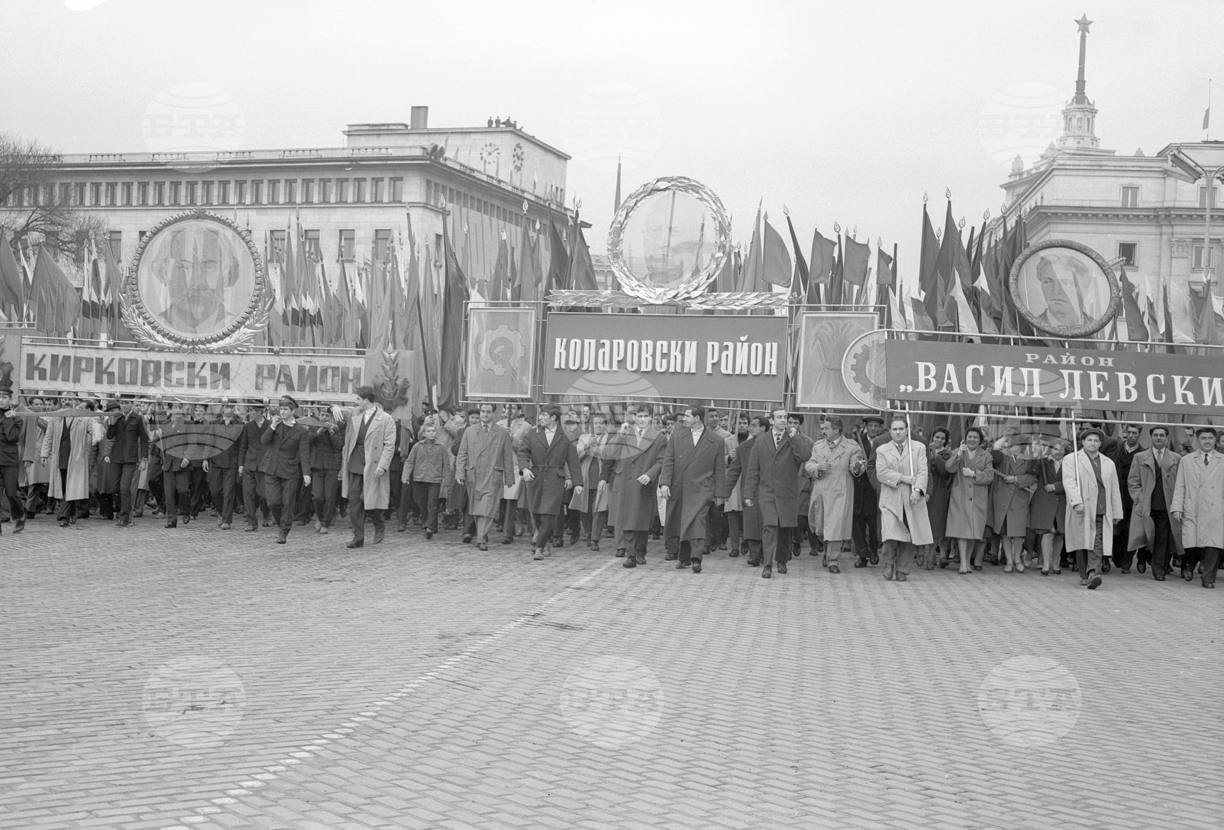 Възторжена манифестация на софийските трудещи се по случай 45-годишнината на Великата октомврийска социалистическа революция