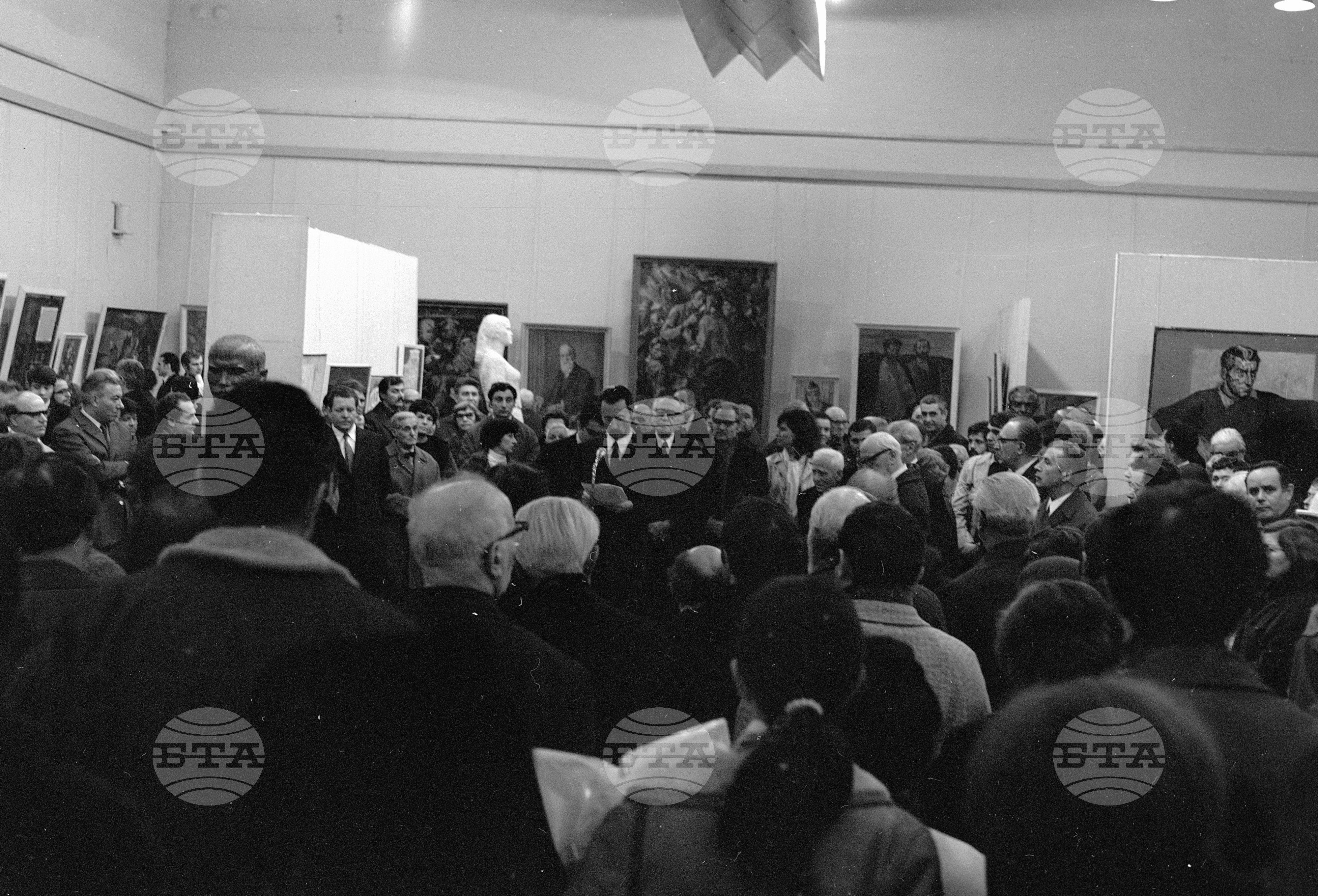Откриване на художествена изложба на български художници