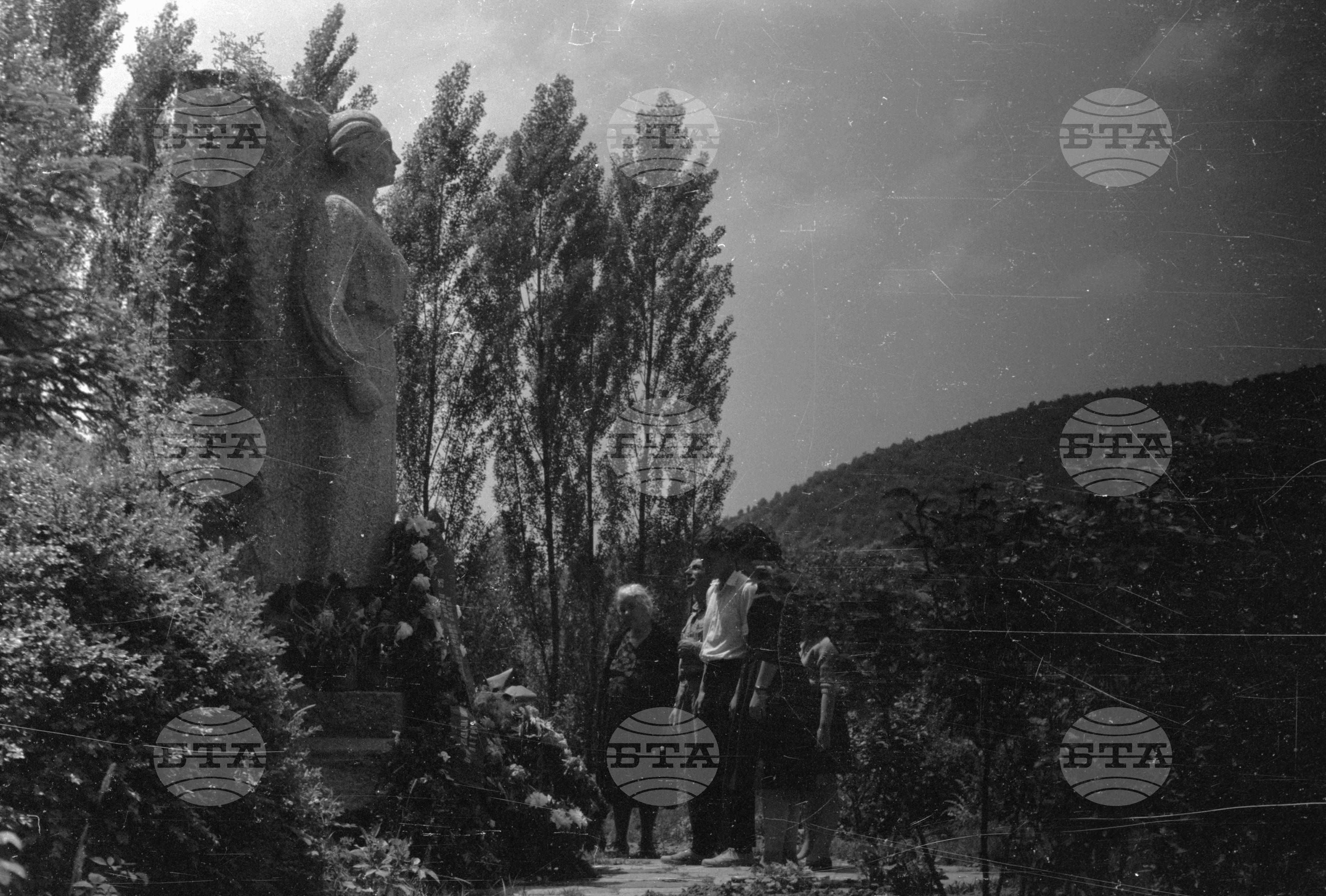 Паметник на Йорданка Николова край село Елешница, Софийски окръг