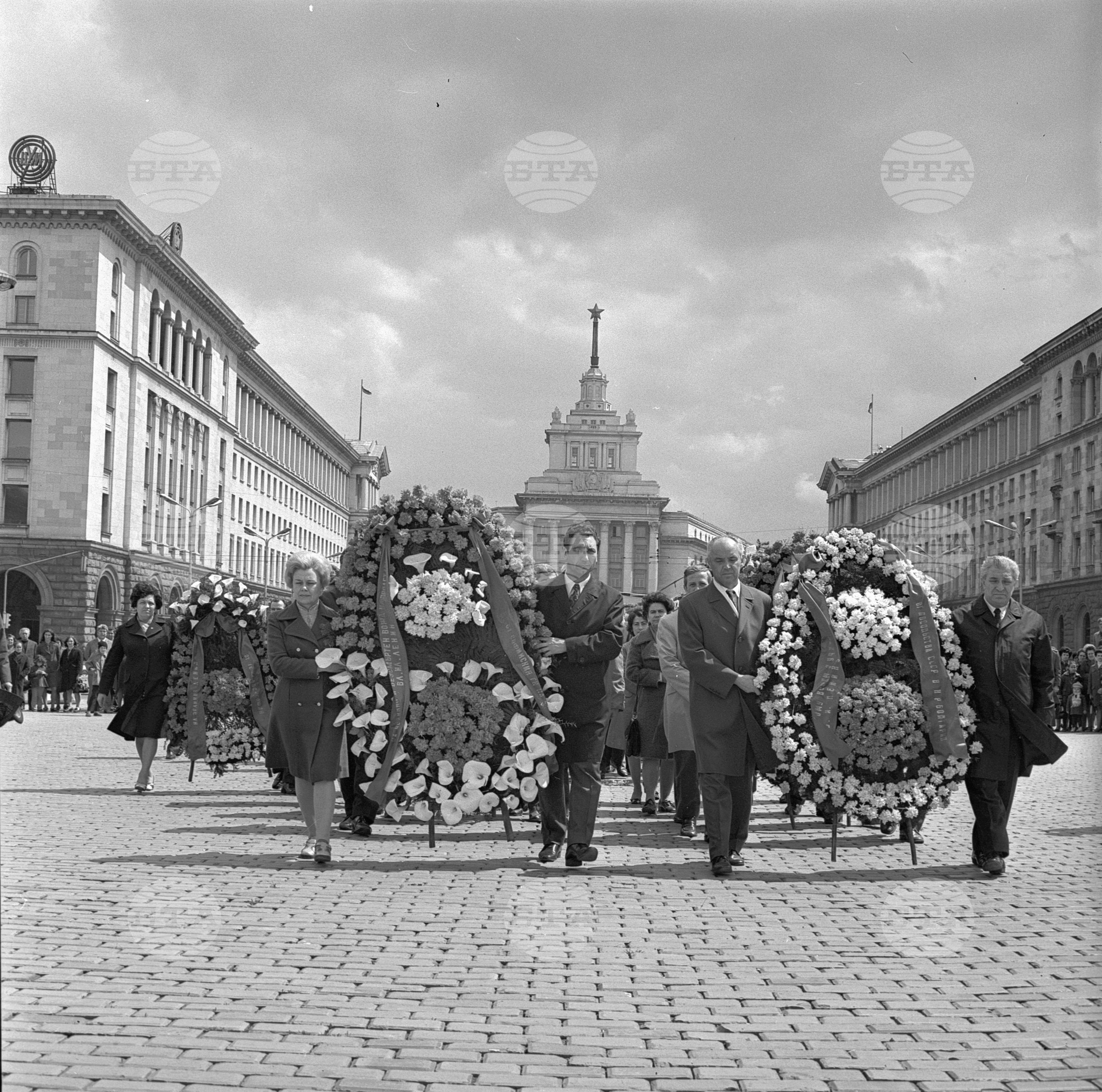 Венци пред паметника на Ленин
