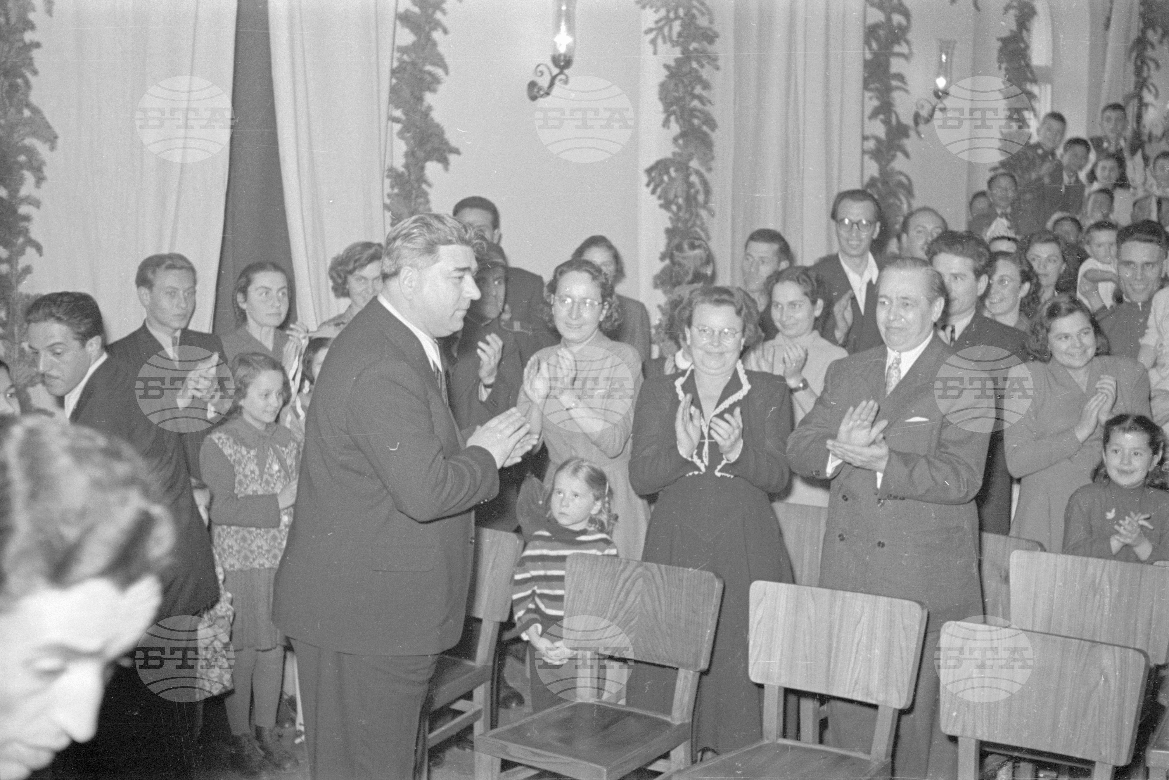 Вълко Червенков и пионери посрещат новата 1953 година