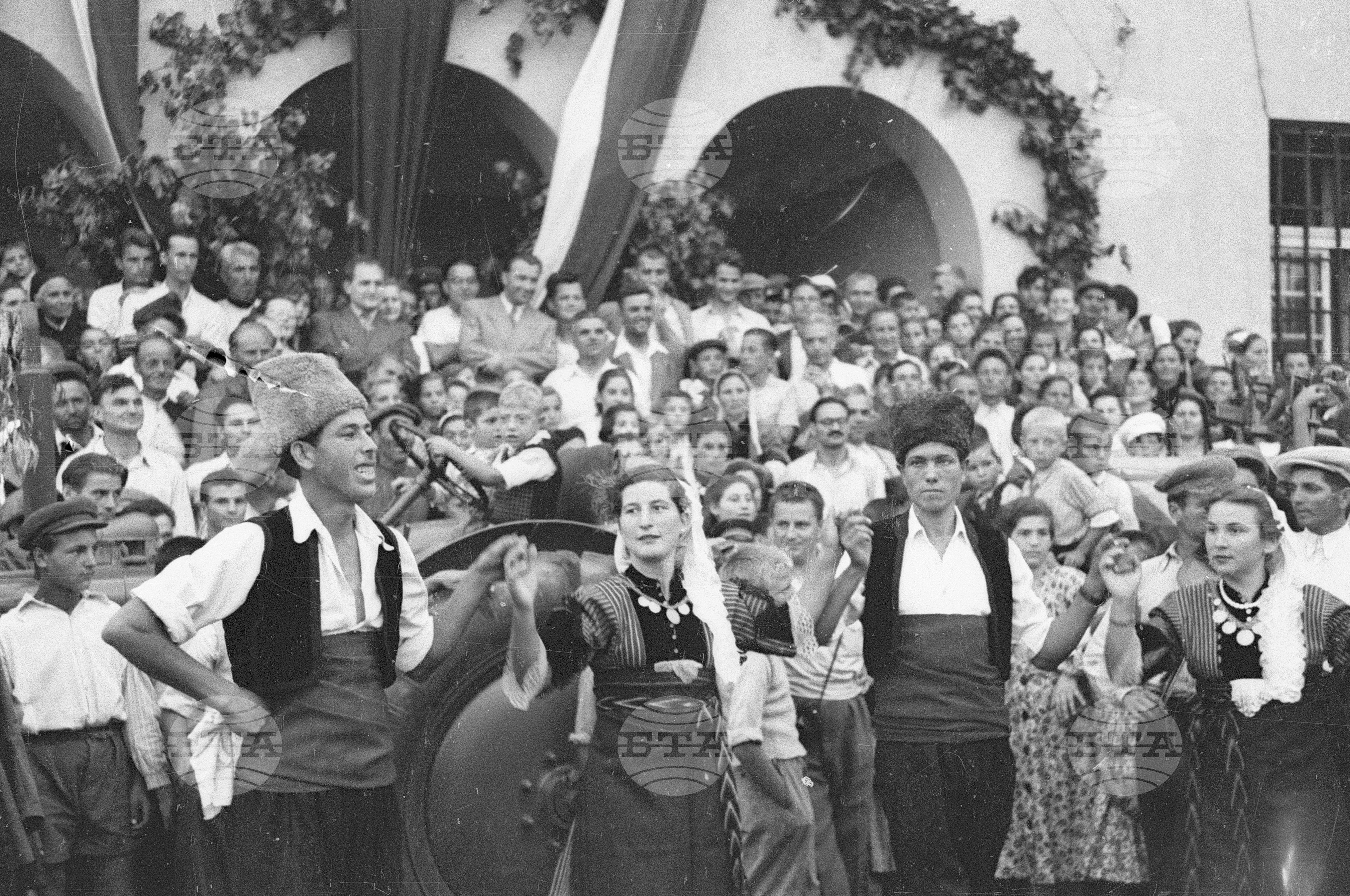Подаряване на трактори в Поповица, 1951