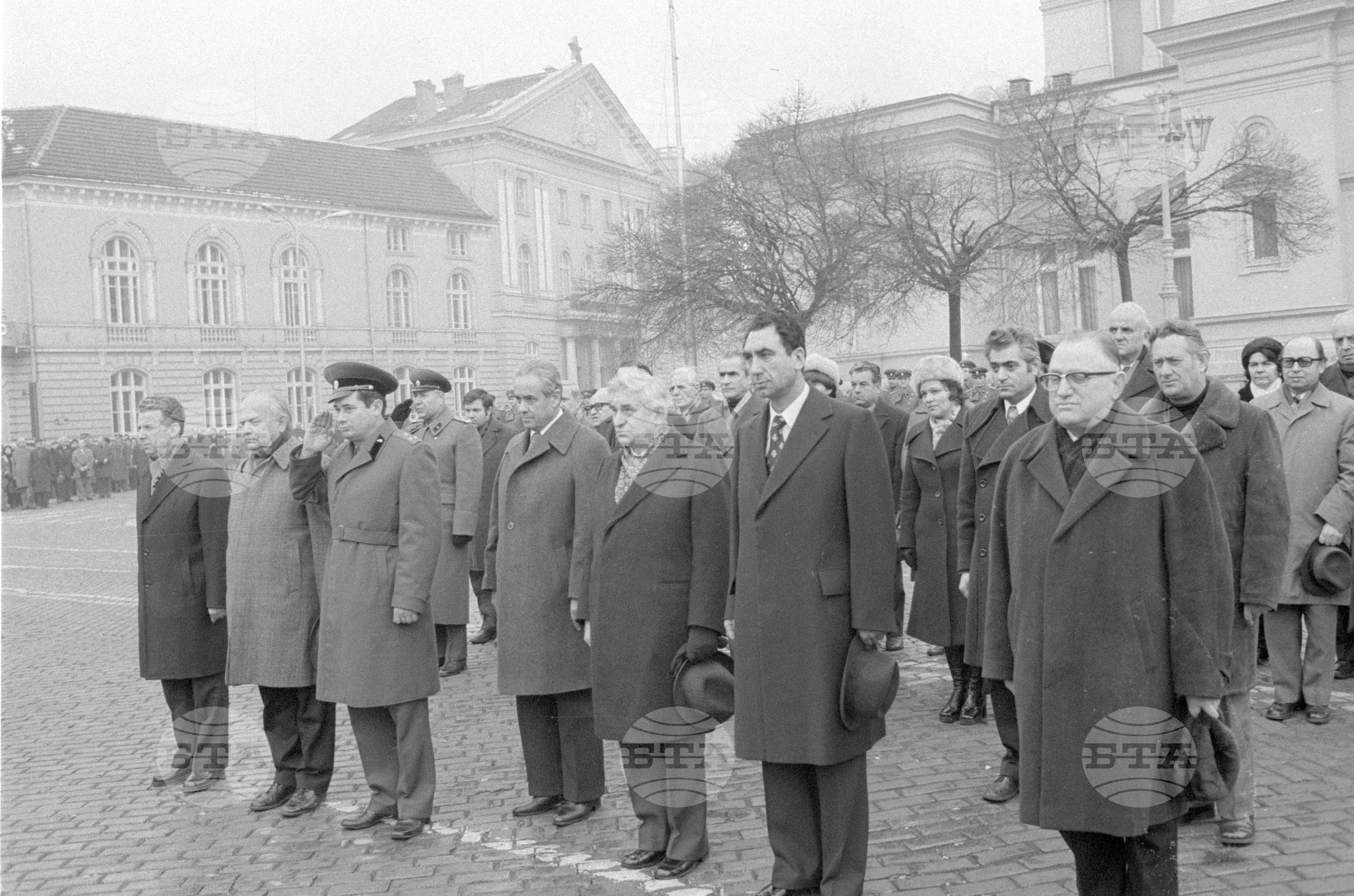 100 години от Освобождението на София - венци пред Паметника на освободителите