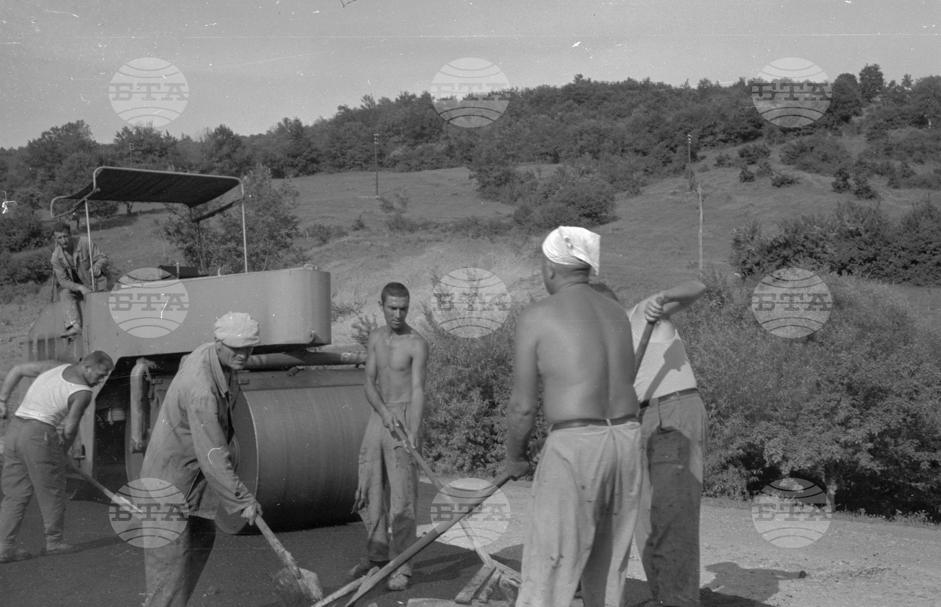 Асфалтират се нови пътища 1963