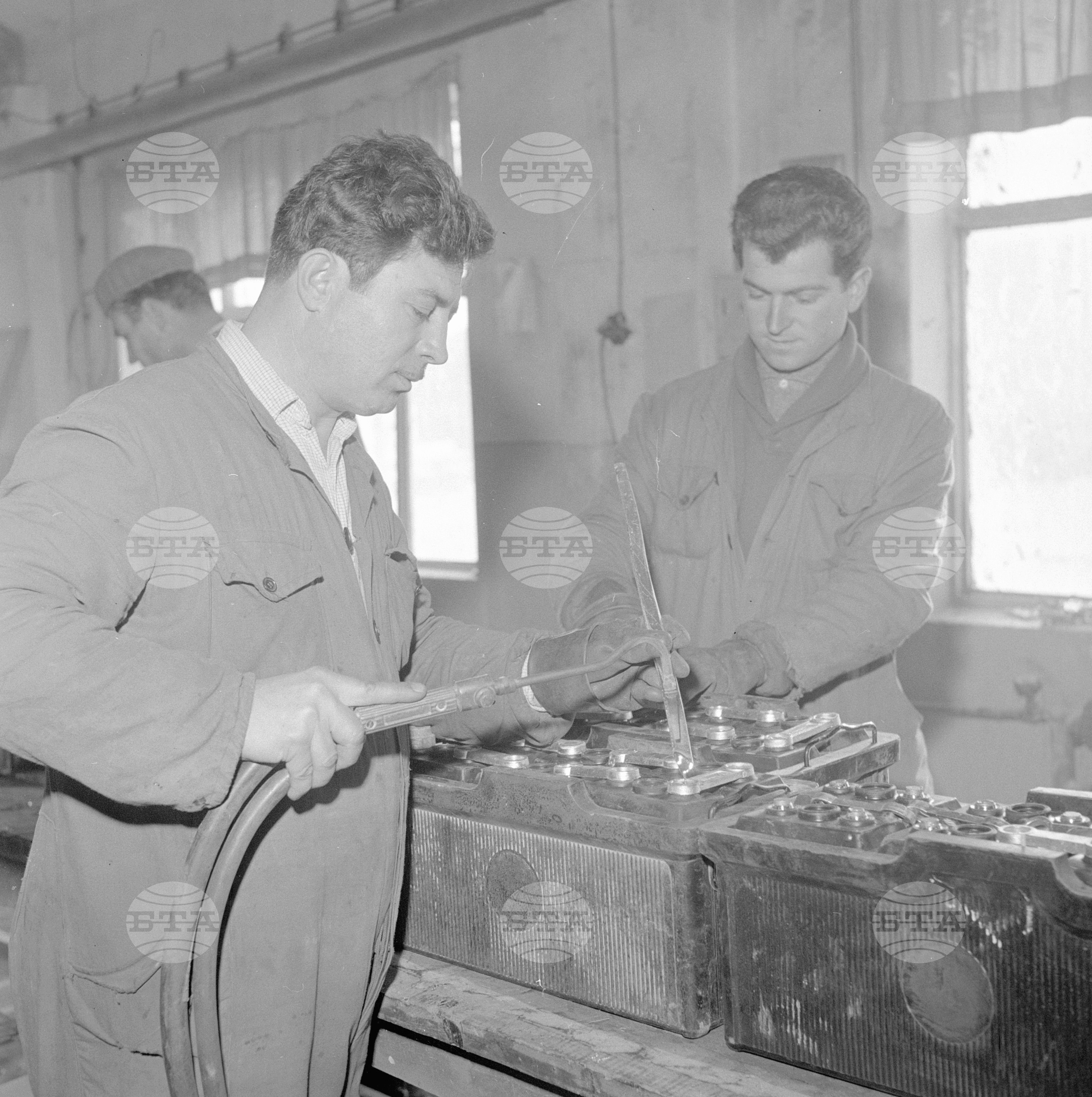 В държавния завод за акумулатори - Търговище - декември 1962 година
