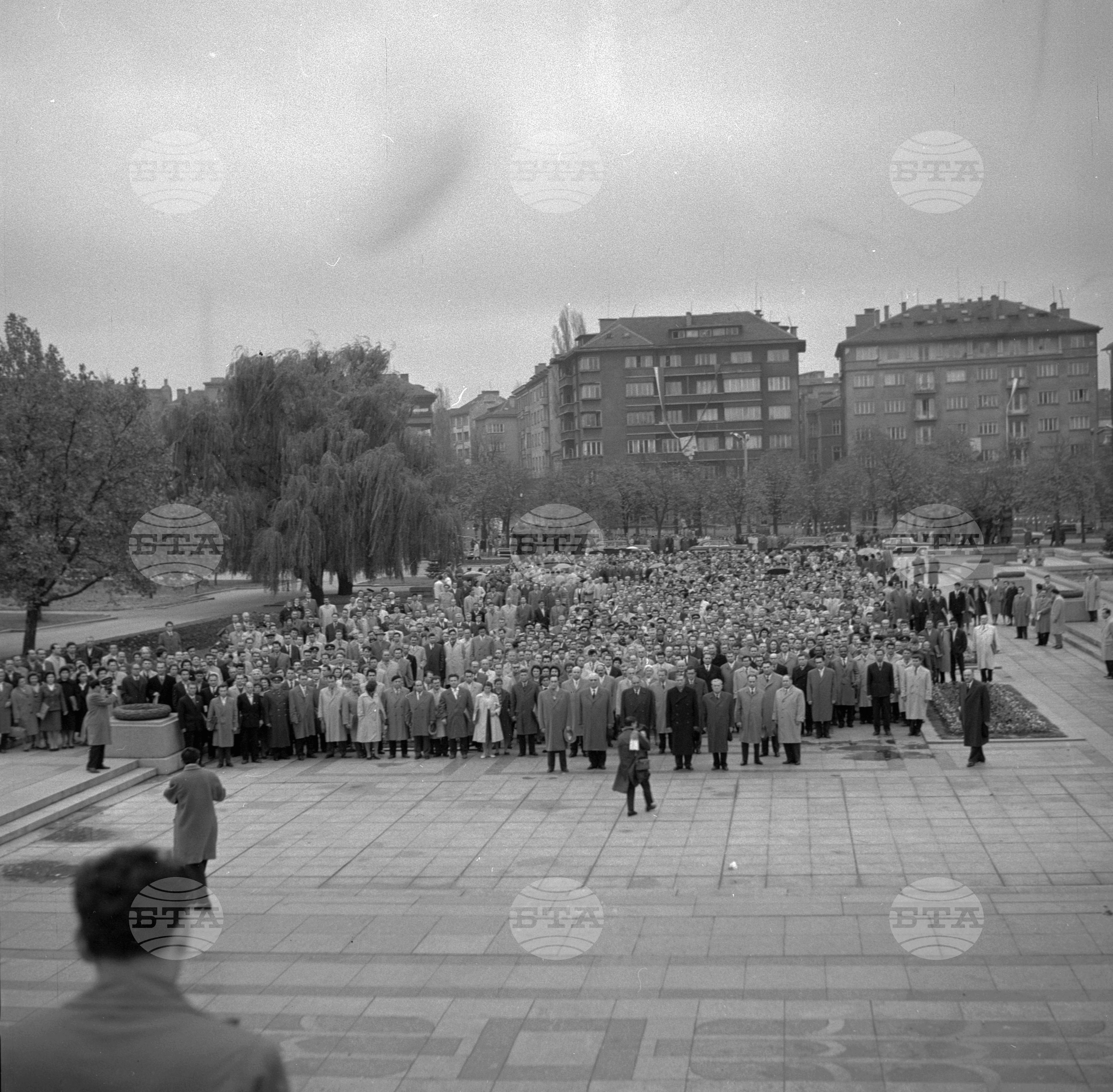 Полагане венец пред паметника на Съветската армия от делегатите на VIII конгрес на БКП (Българската комунистическа партия)