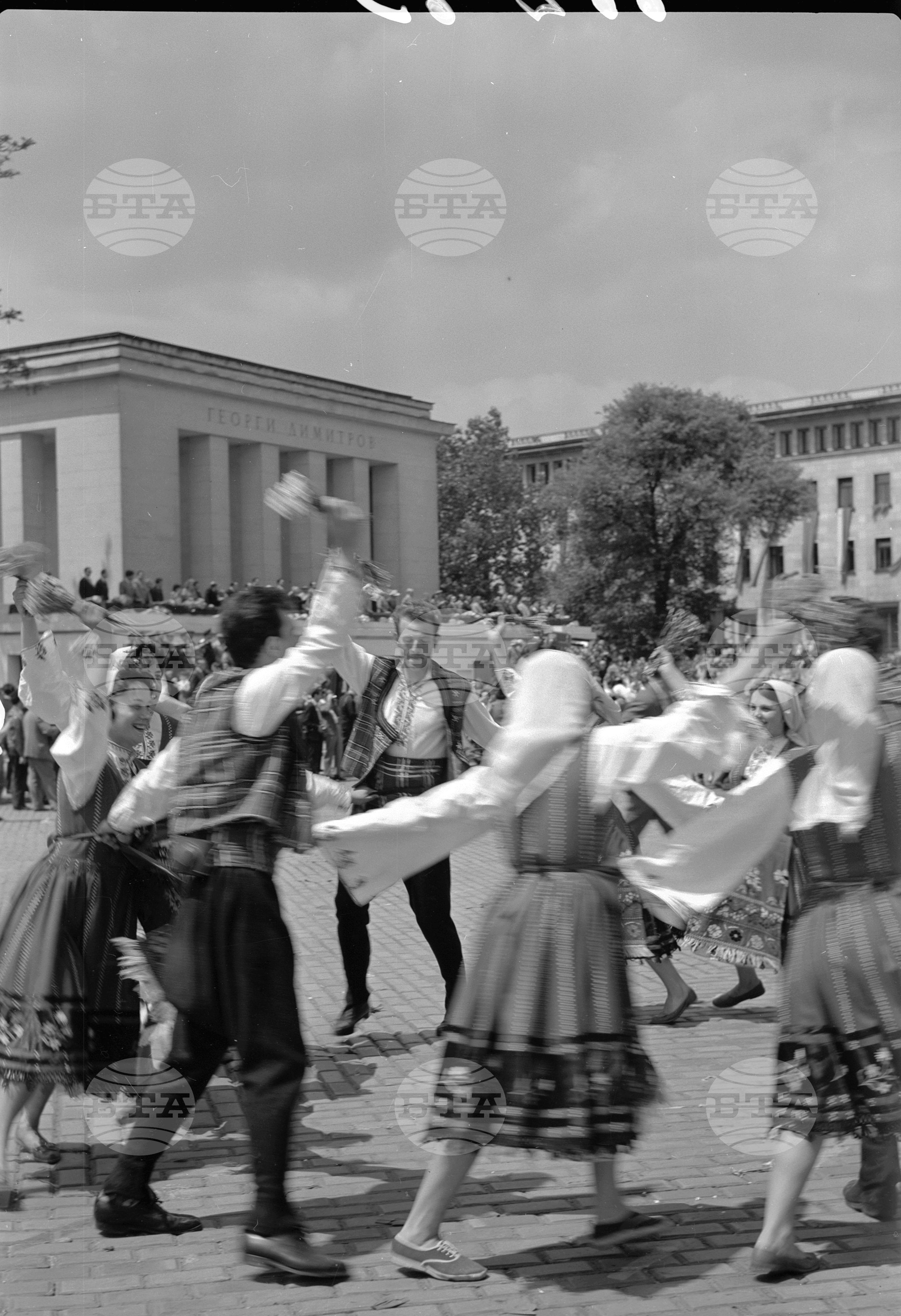 Възторжена манифестация на учащите се от столицата по случай празника на Българската просвета и култура част 2