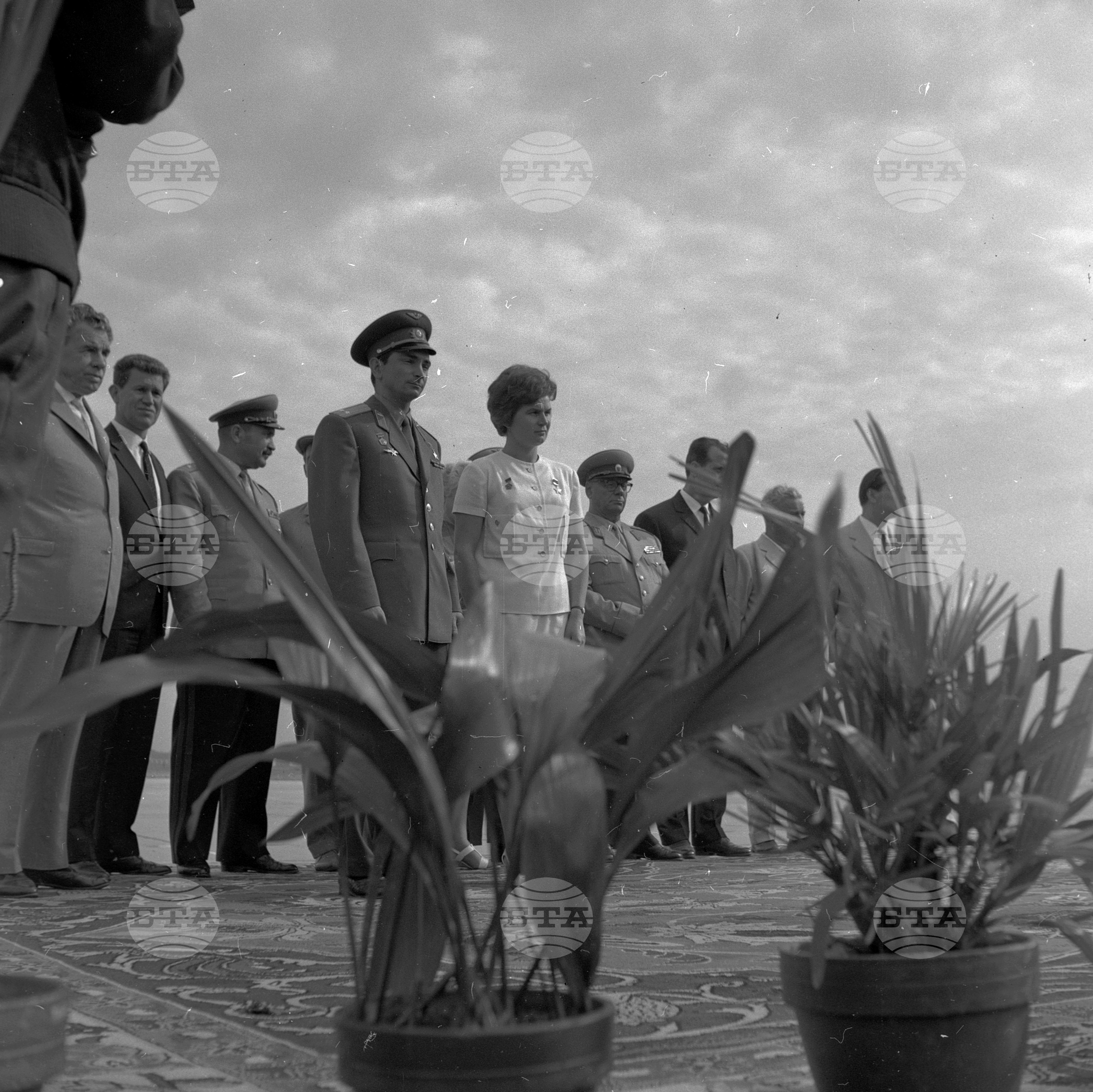 Посрещане на съветските космонавти В.Терешкова и В.Биковски на аерогара София