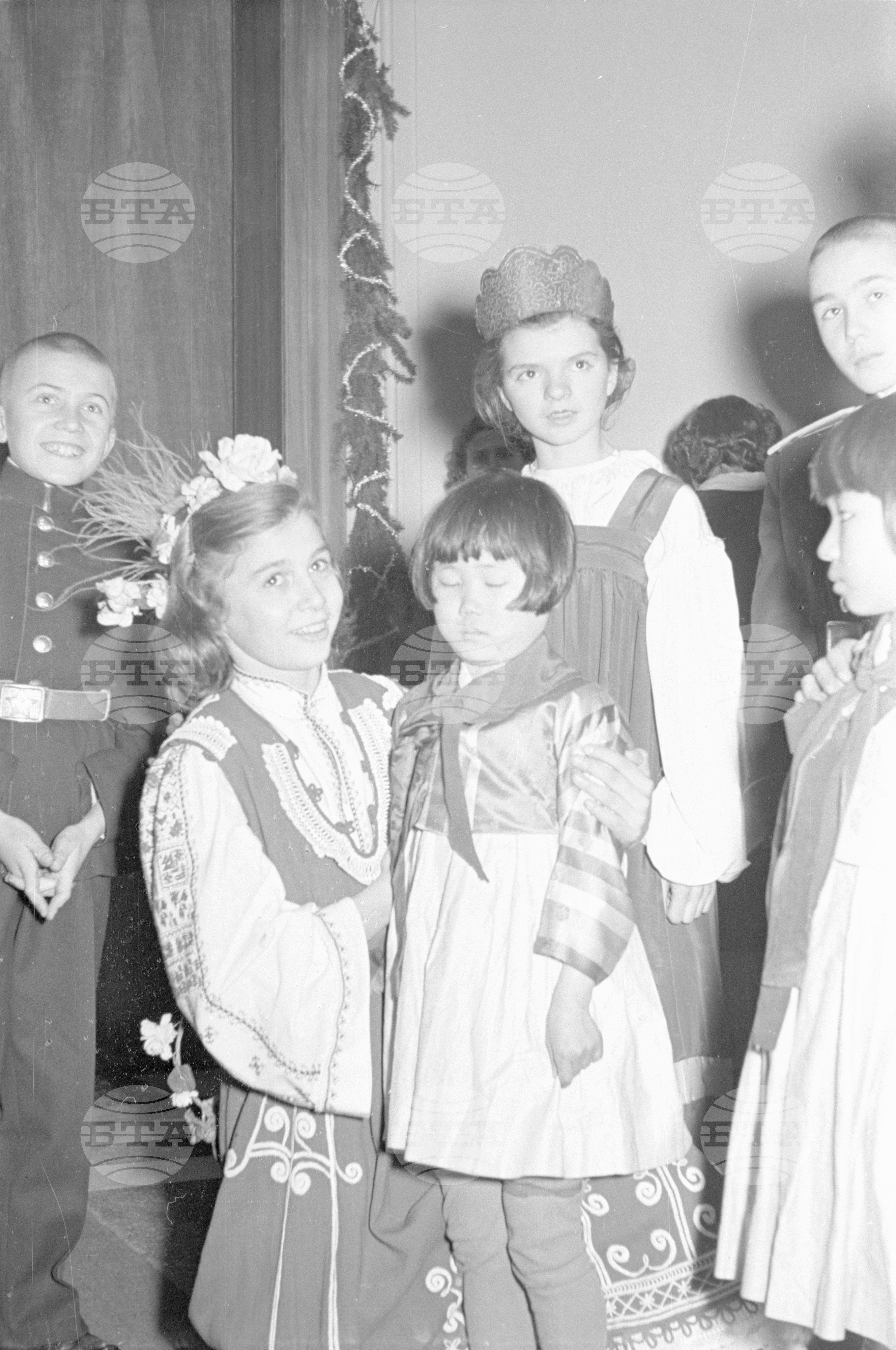 Вълко Червенков и пионери посрещат новата 1953 година