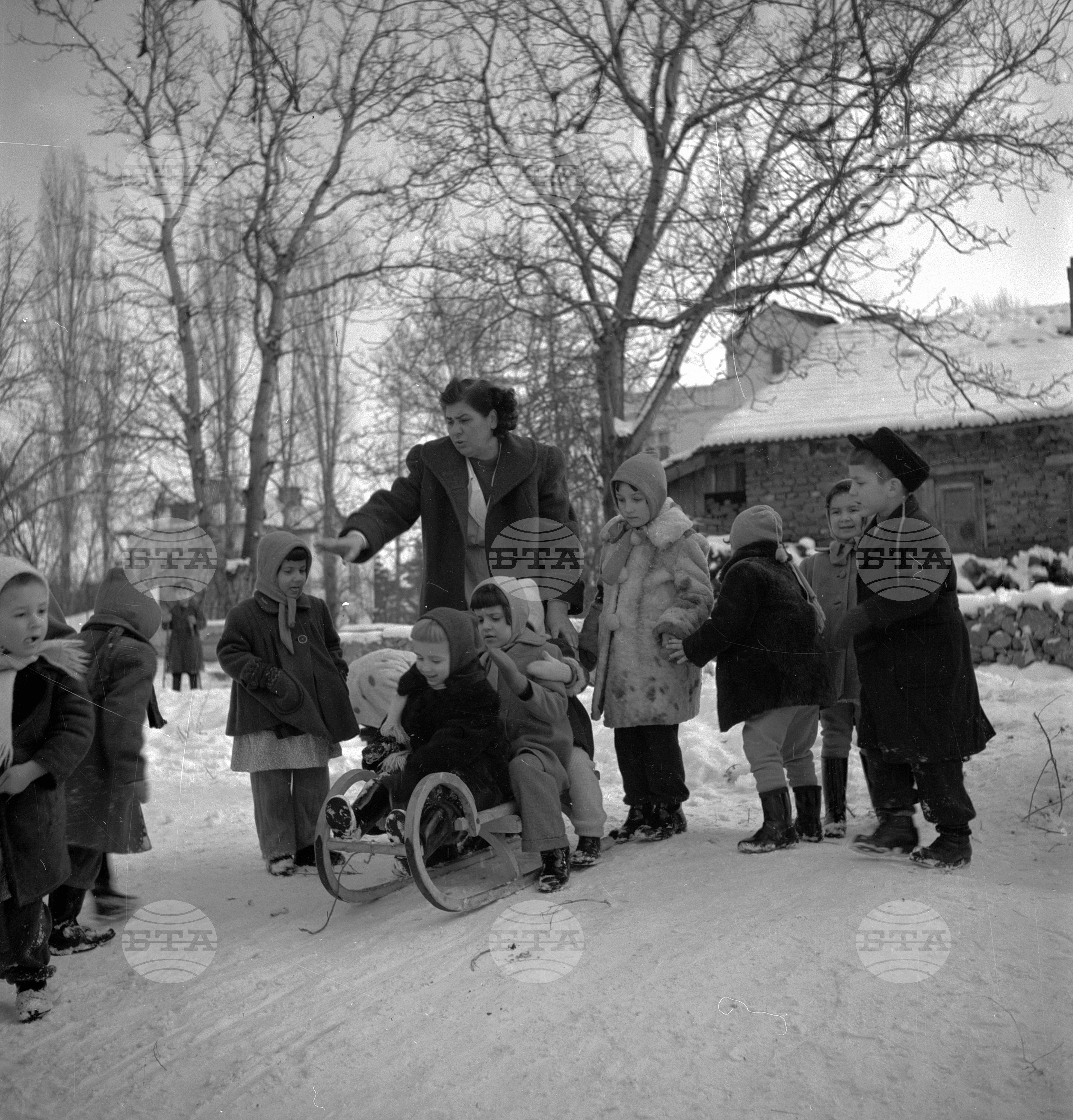 Зимни снимки в седмичната детска градина за деца на служители на МНО (Министерство на народната отбрана)