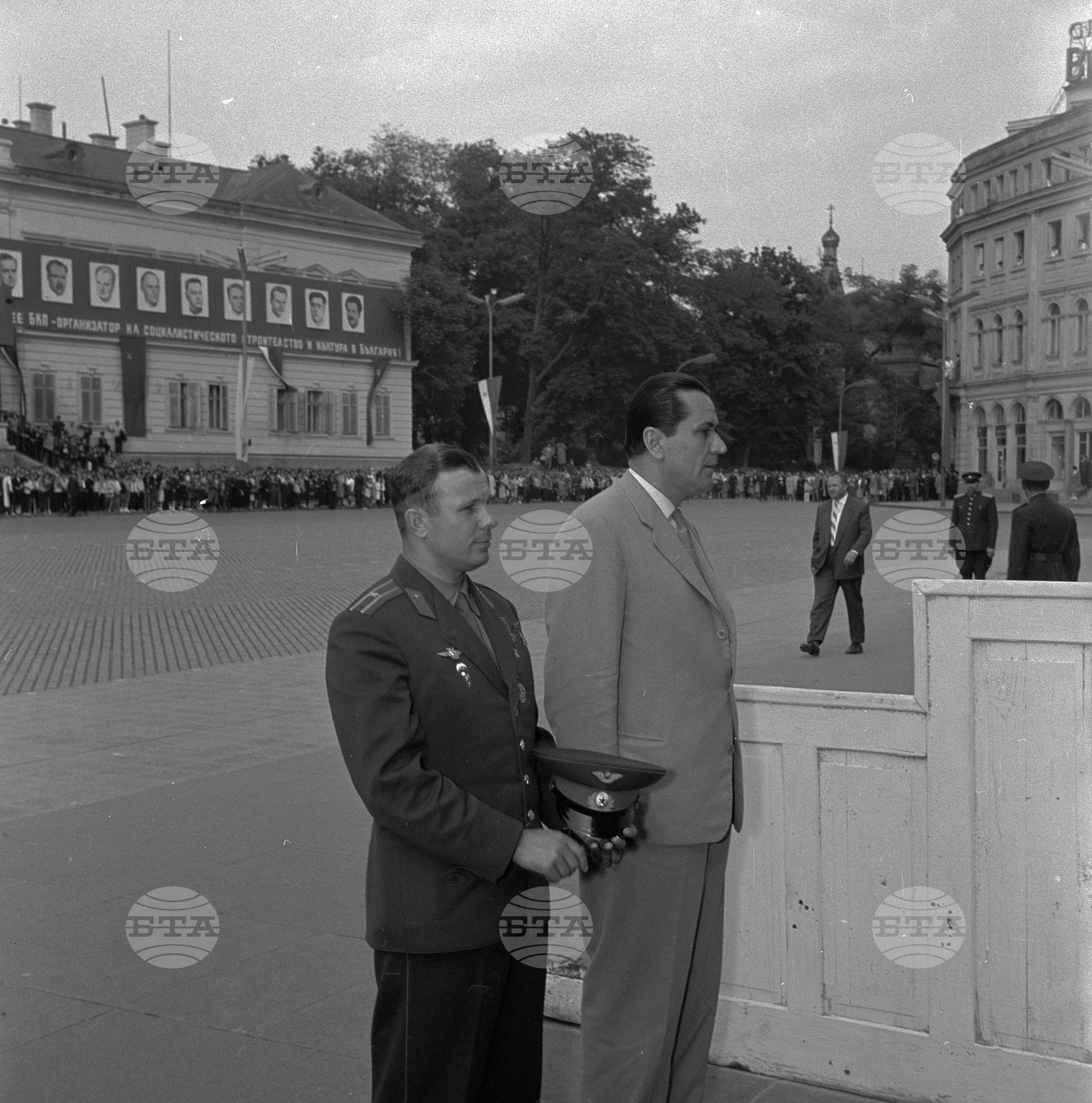 Юрий Гагарин положи венец пред мавзолея на Георги Димитров