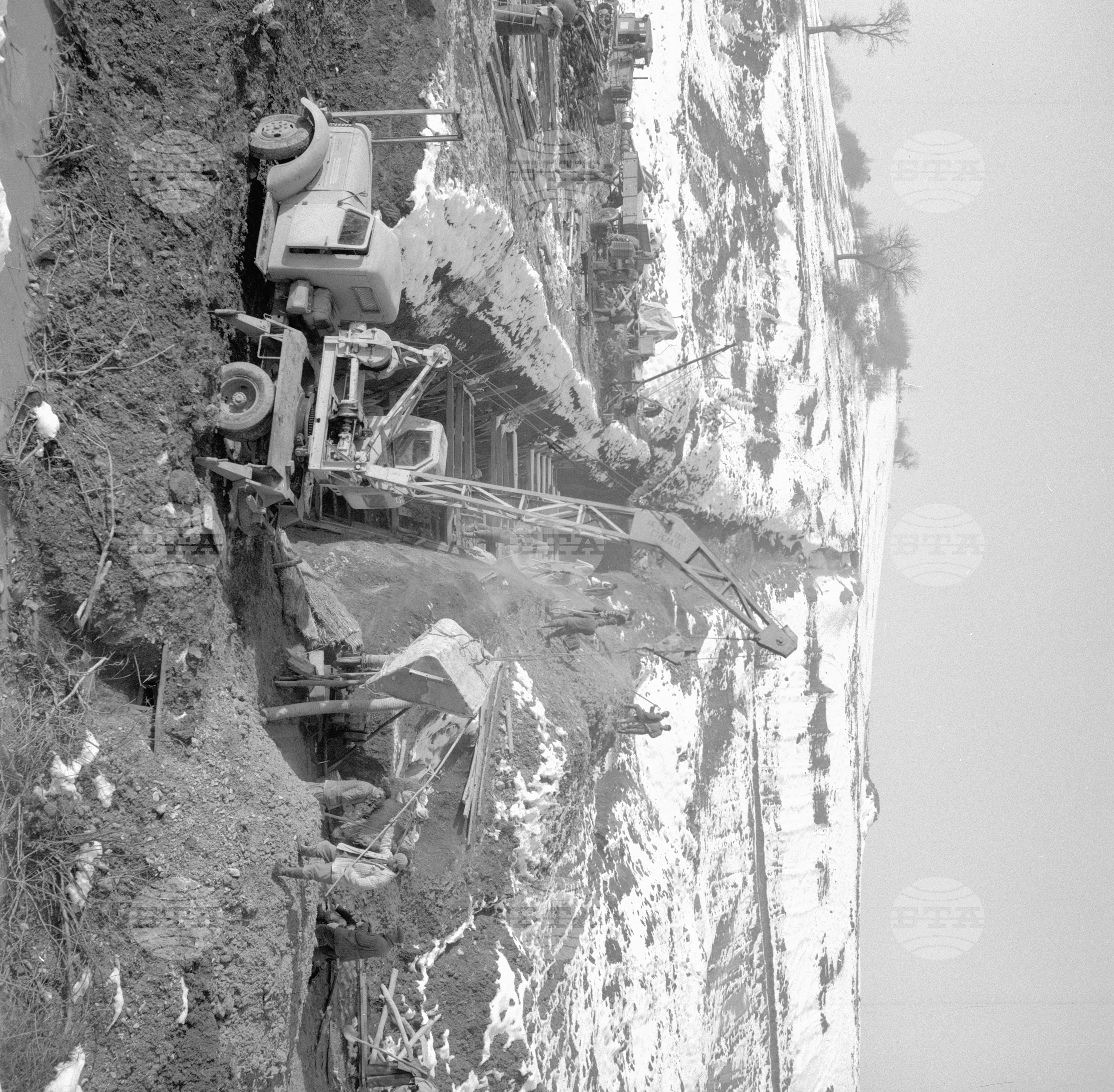 На строежа на язовир "Смядово", Коларовградски окръг (днес Шумен) - 1962 година