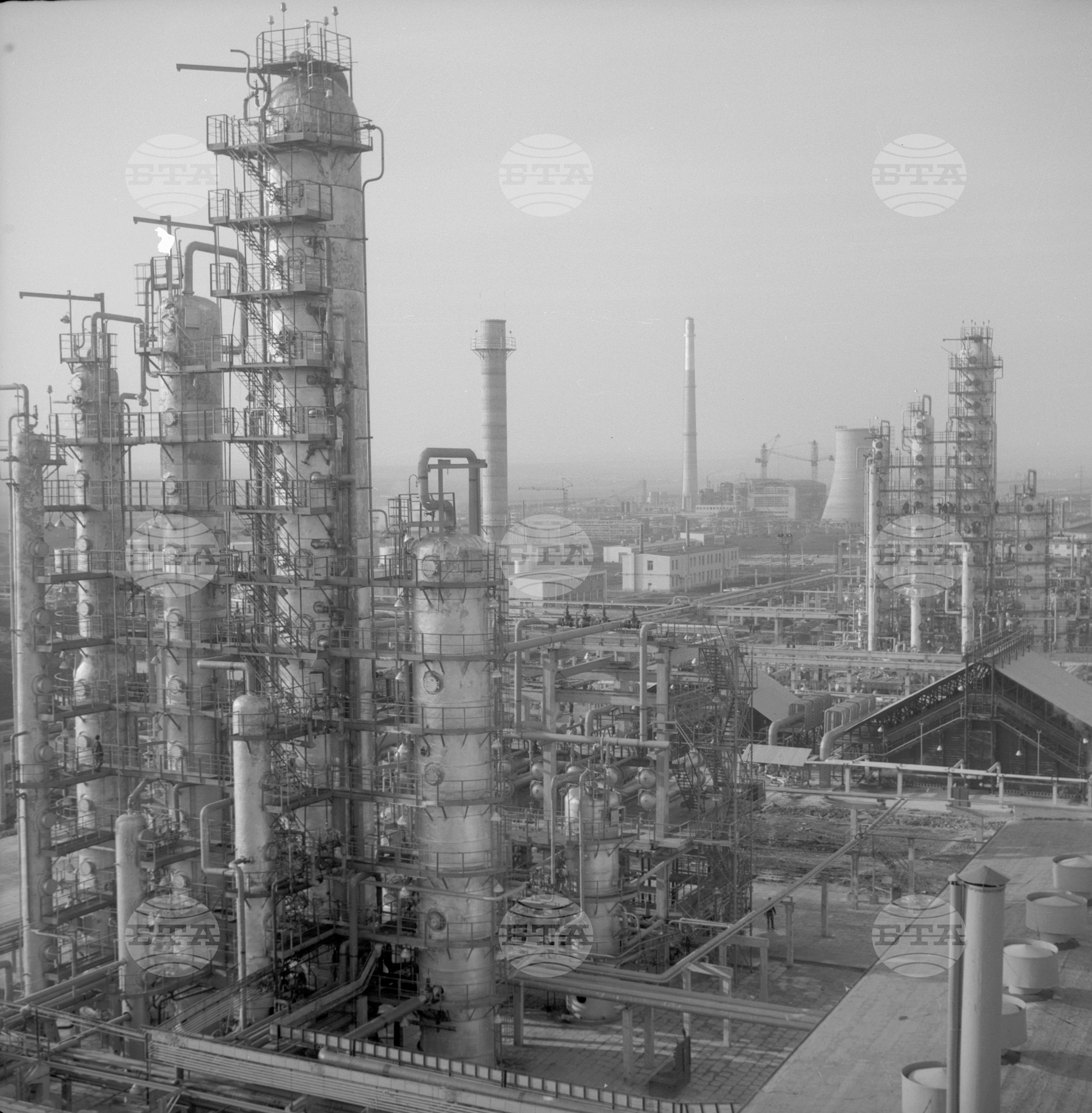 Преди пускането в действие на II-ра атмосферна инсталация на Нефтопреработвателния завод край Бургас