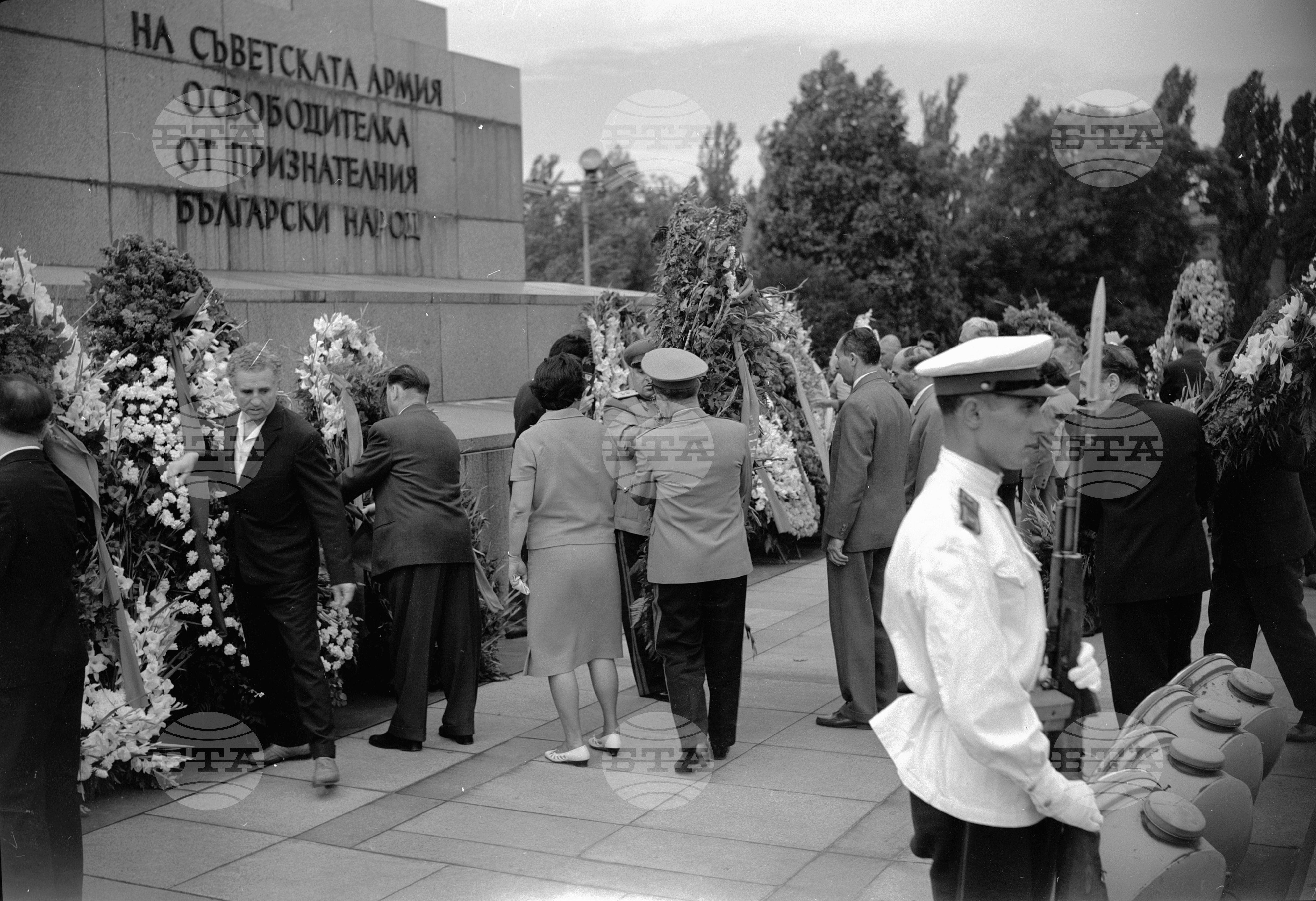Полагане на венци пред паметника на Съветската армия в София