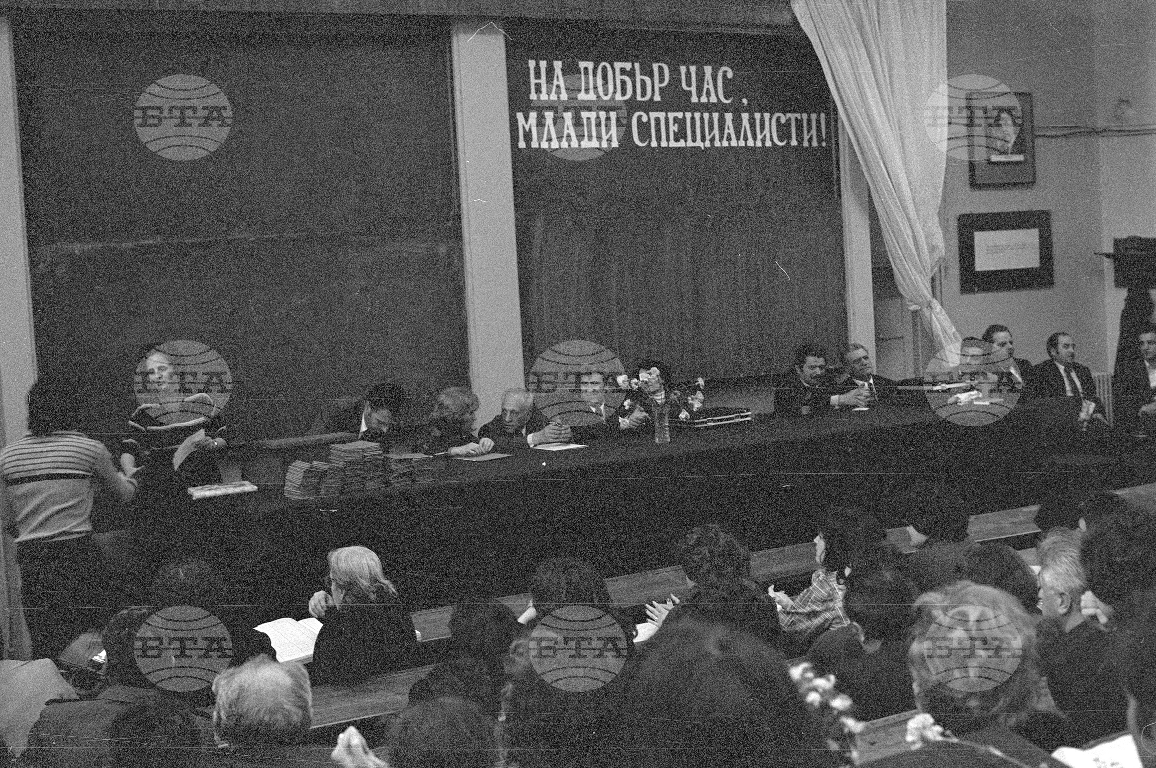 Връчване на дипломи на випусници на Висшия инженерно-строителен институт