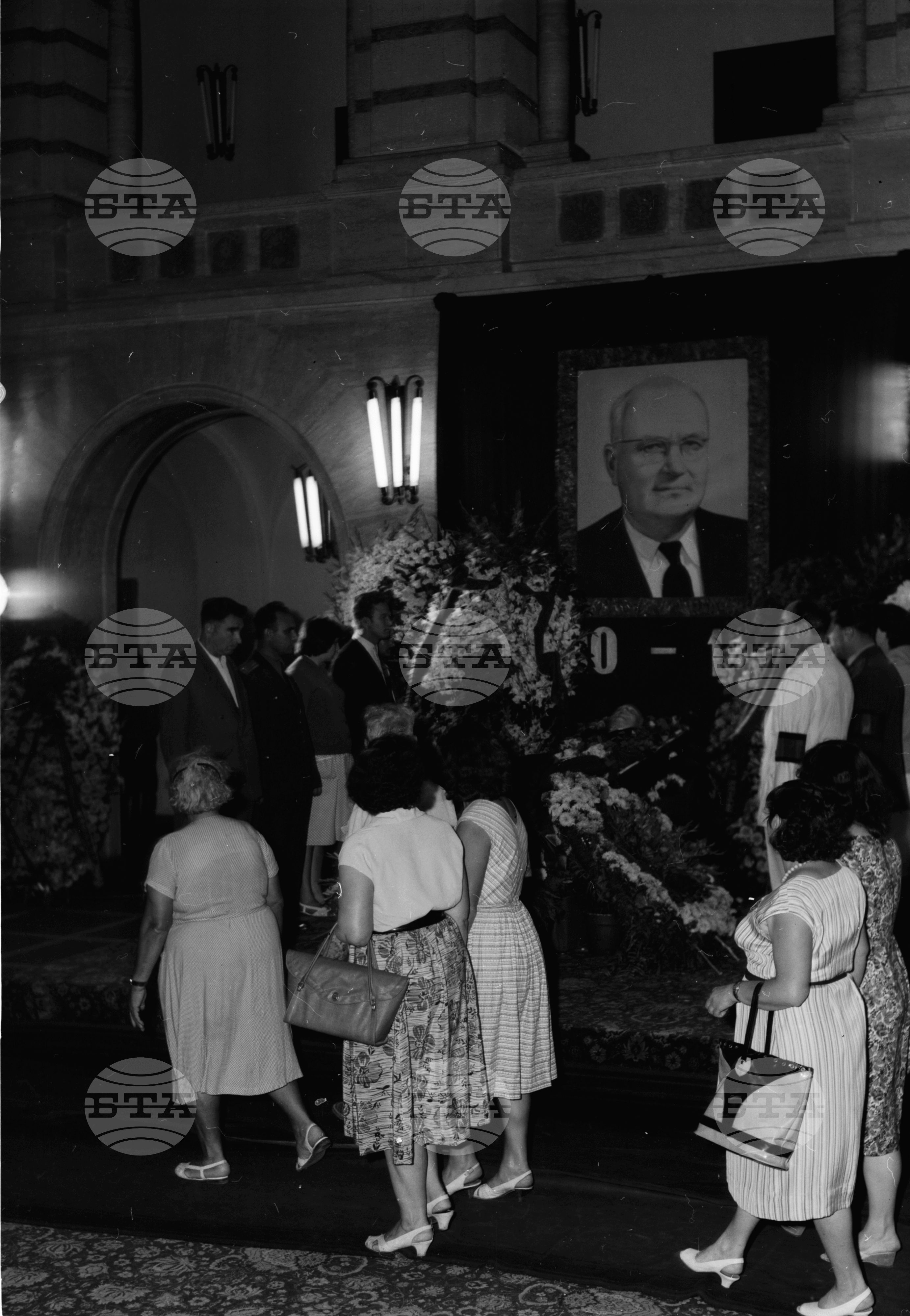 Поклонение пред саркофага на Георги Костов