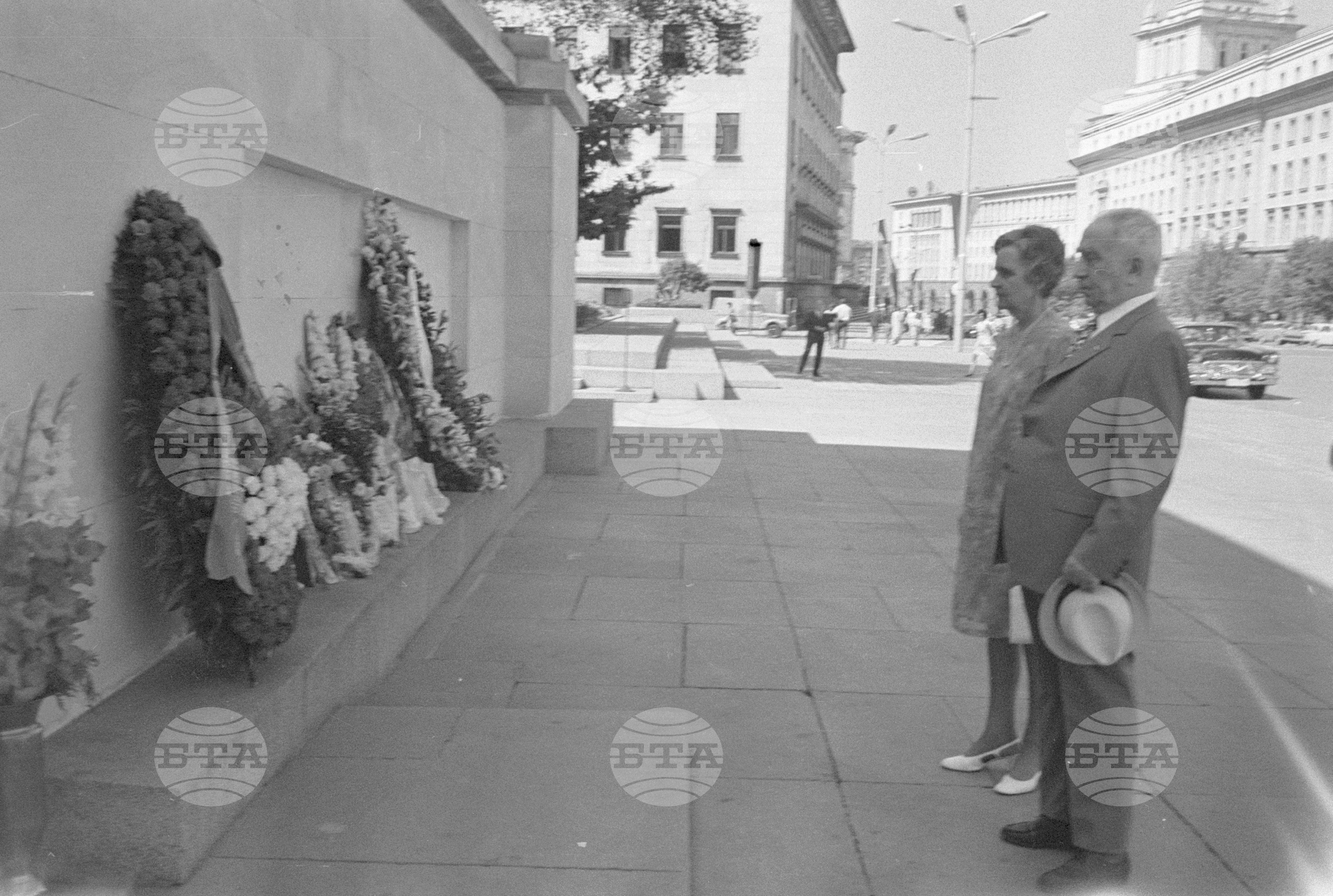 Луиджи Лонго положи венец пред Мавзолея на Георги Димитров