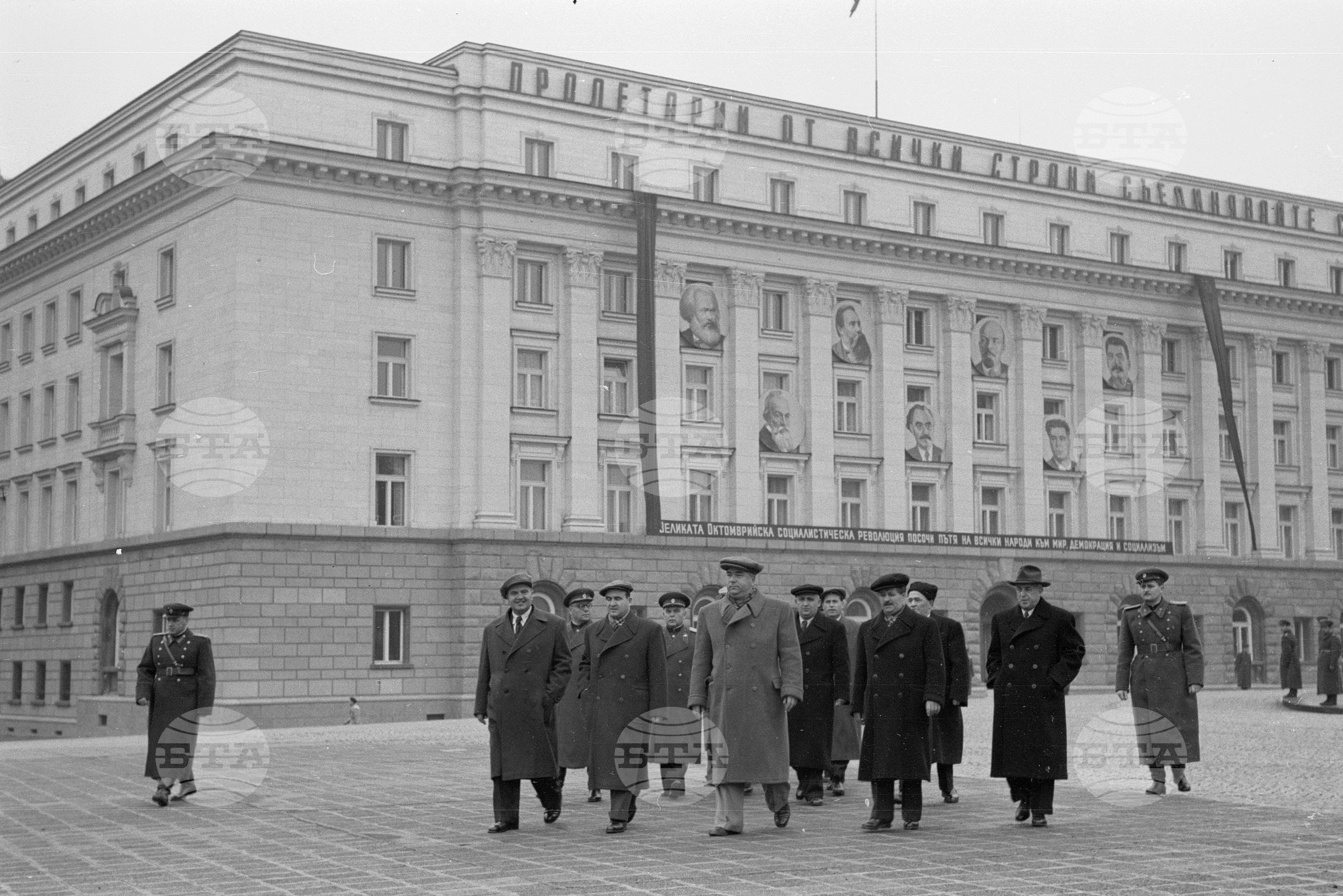 Манифестация на трудещите се от София по случай 36-та годишнина от Великата октомврийска социалистическа революция