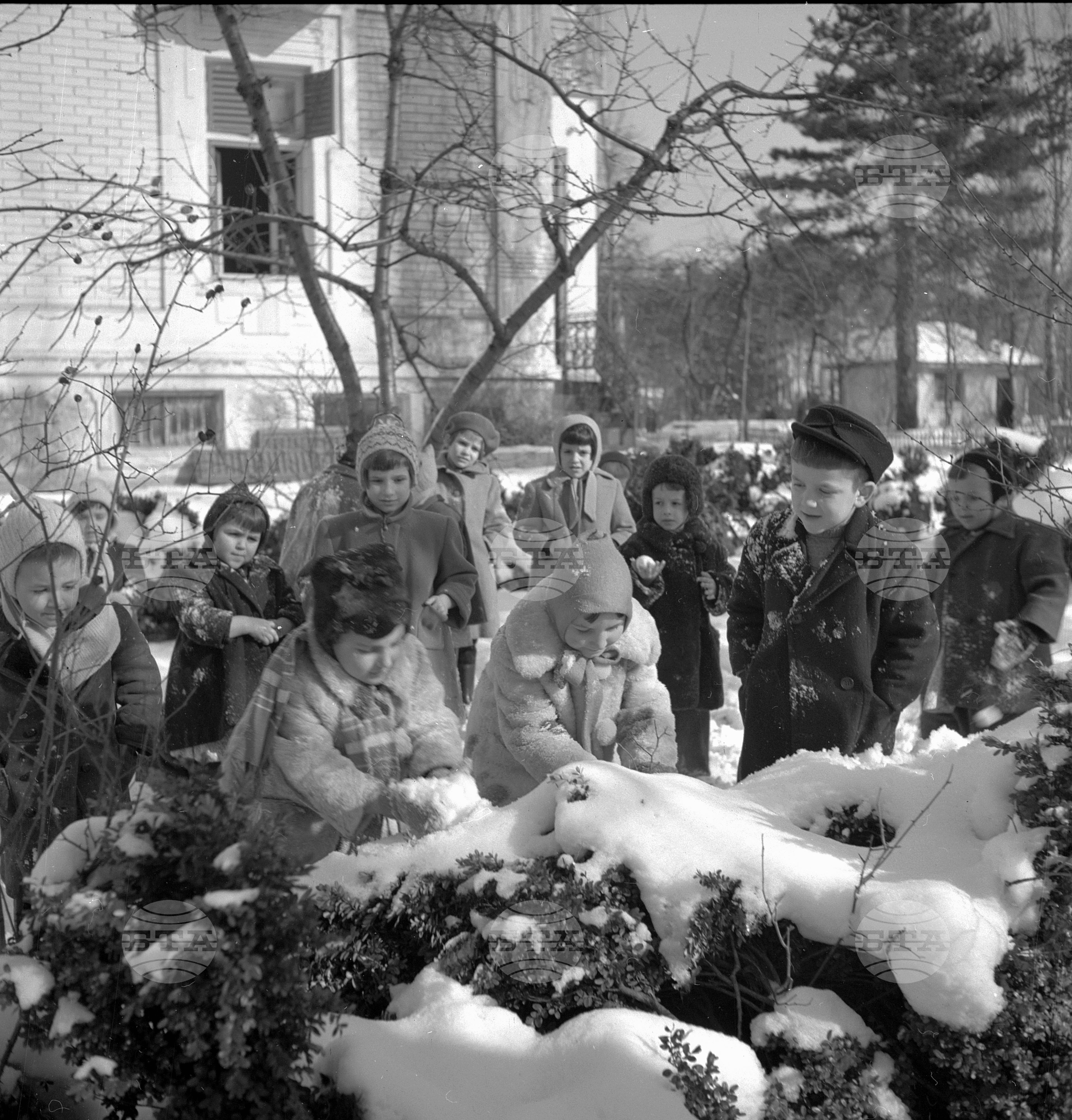 Зимни снимки в седмичната детска градина за деца на служители на МНО (Министерство на народната отбрана)