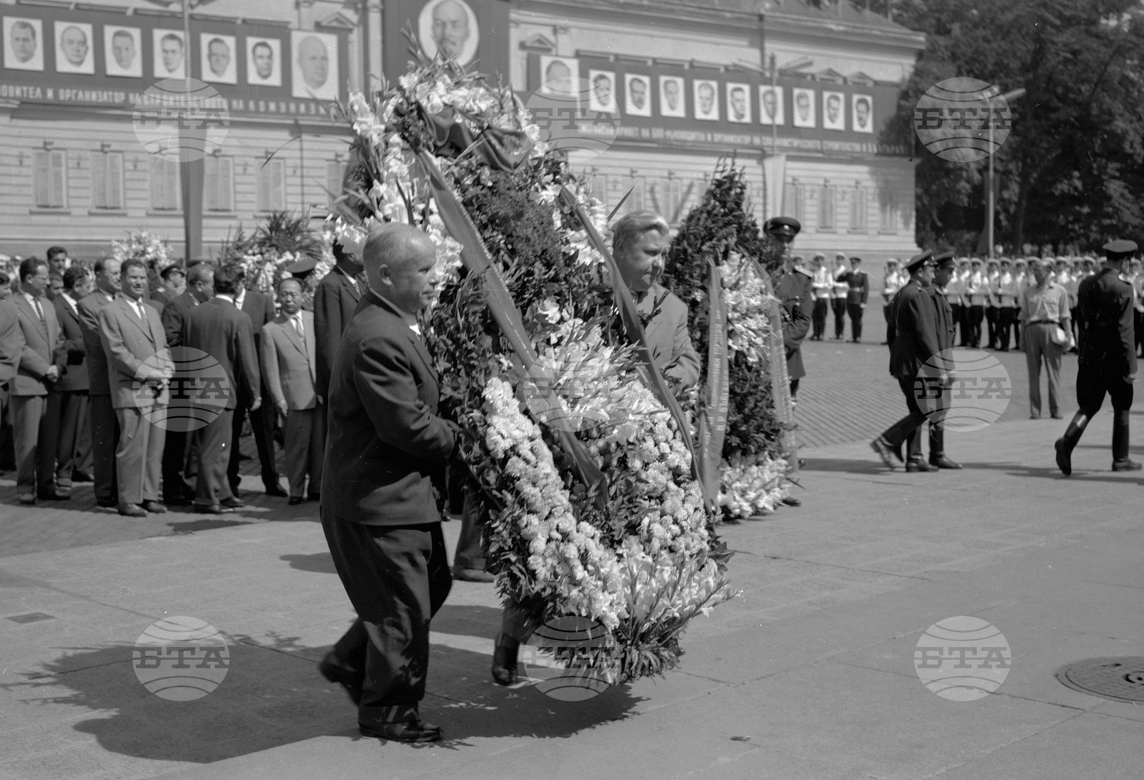 Полагане венци пред мавзолея на Георги Димитров и Паметника на Съветската армия