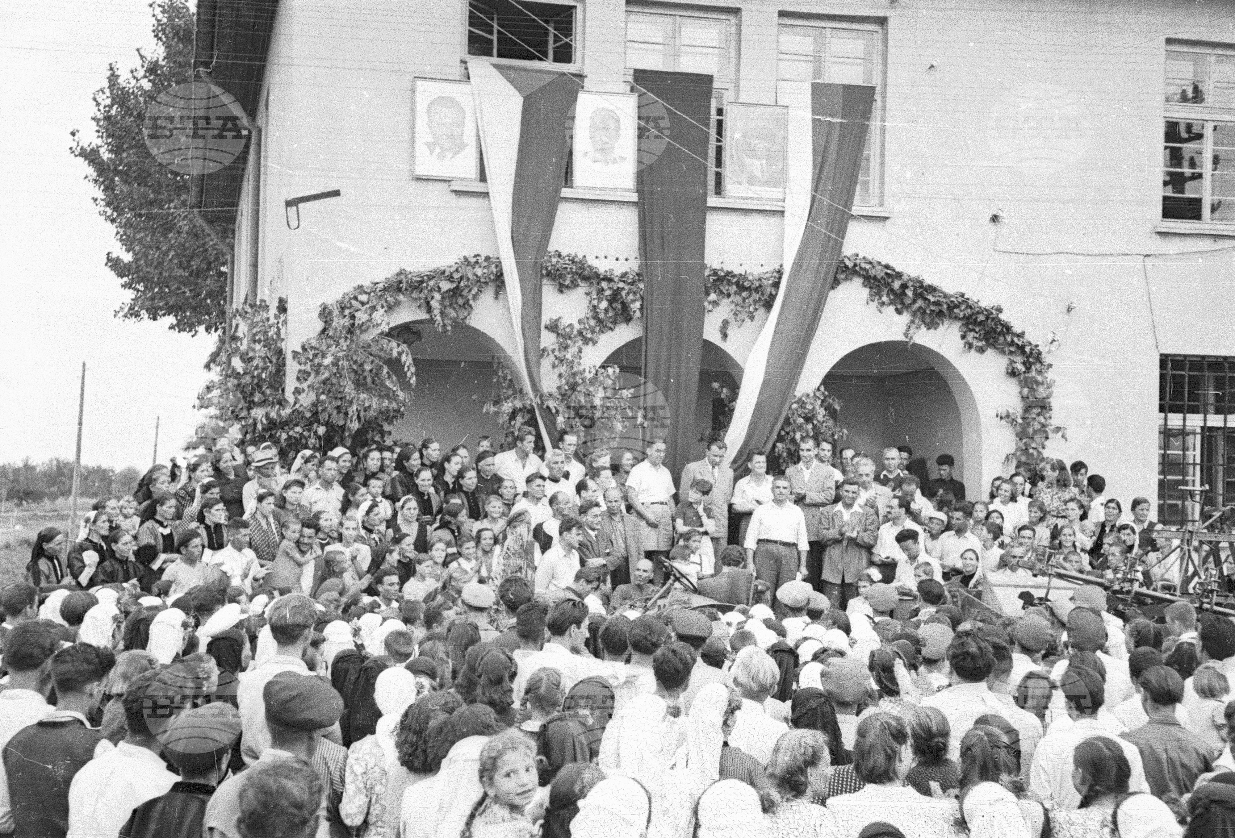 Подаряване на трактори в Поповица, 1951