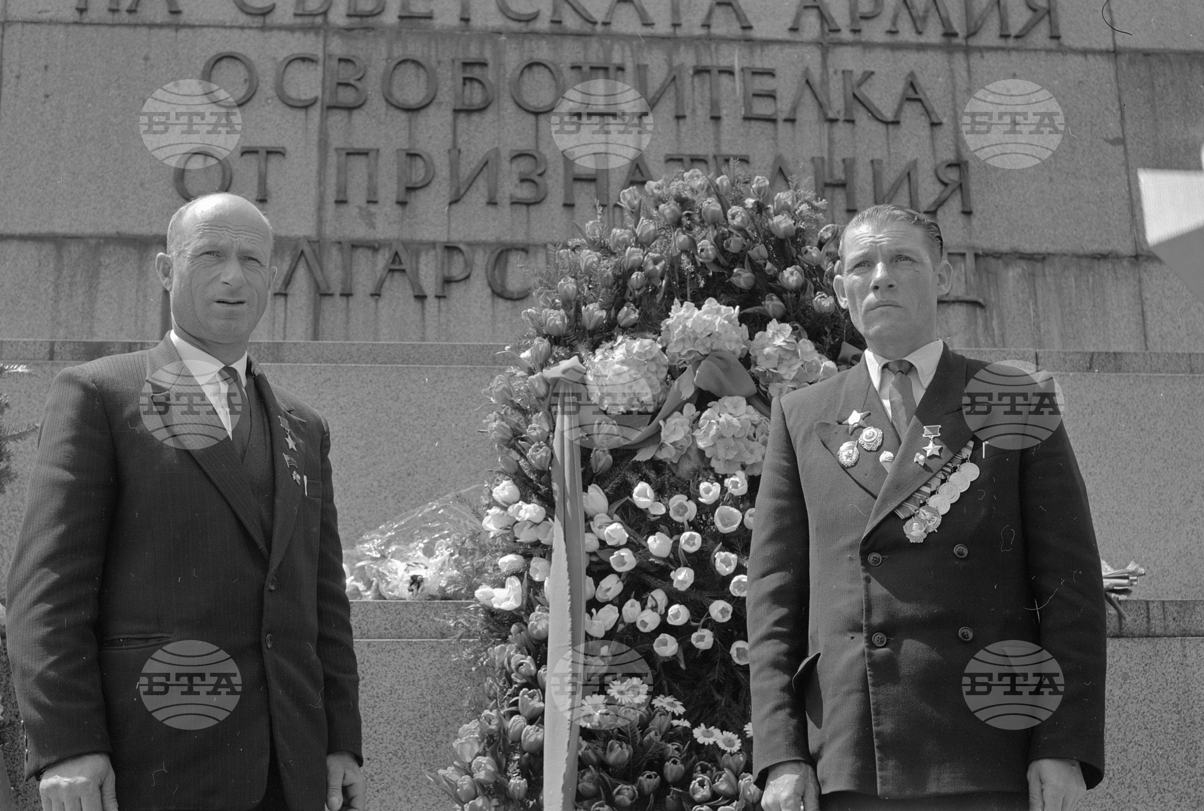 Полагане на венци пред Паметника на Съветската армия - София част 2