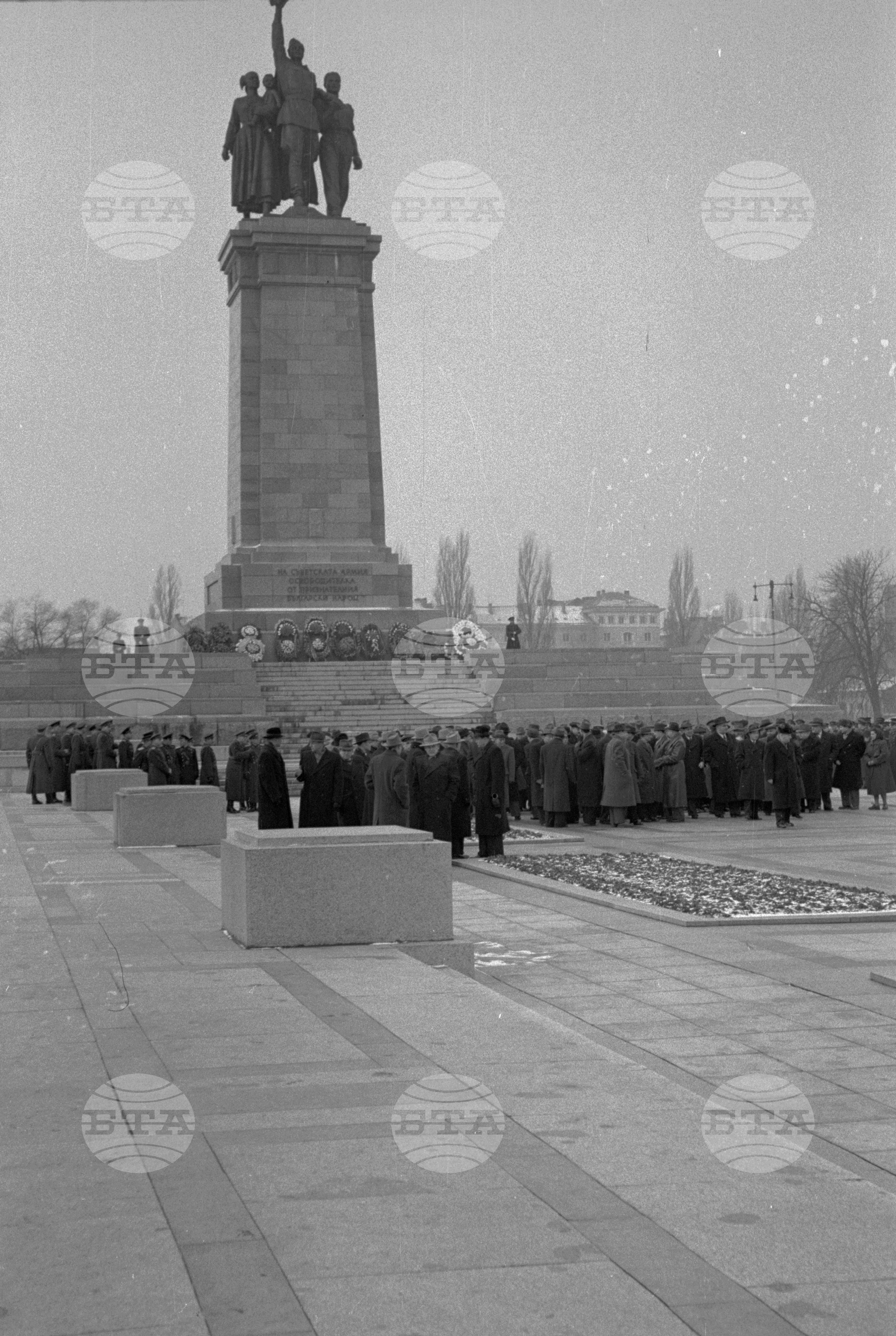 Полагане венци пред паметника на Съветската армия, по случай 38-та годишнина от създаването на Съветската армия и военноморския флот