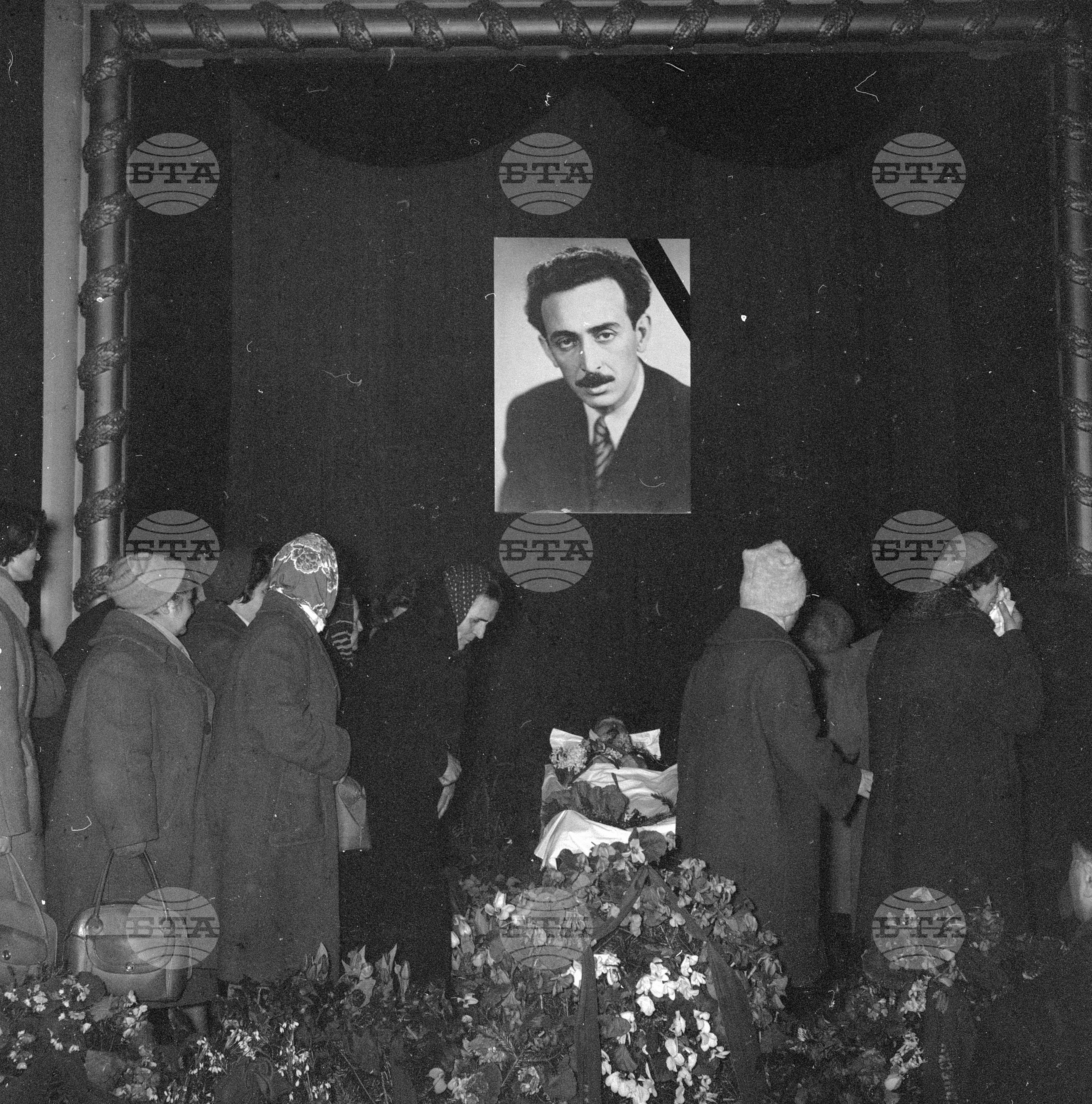 Поклонението пред ковчега на Дако Даковски