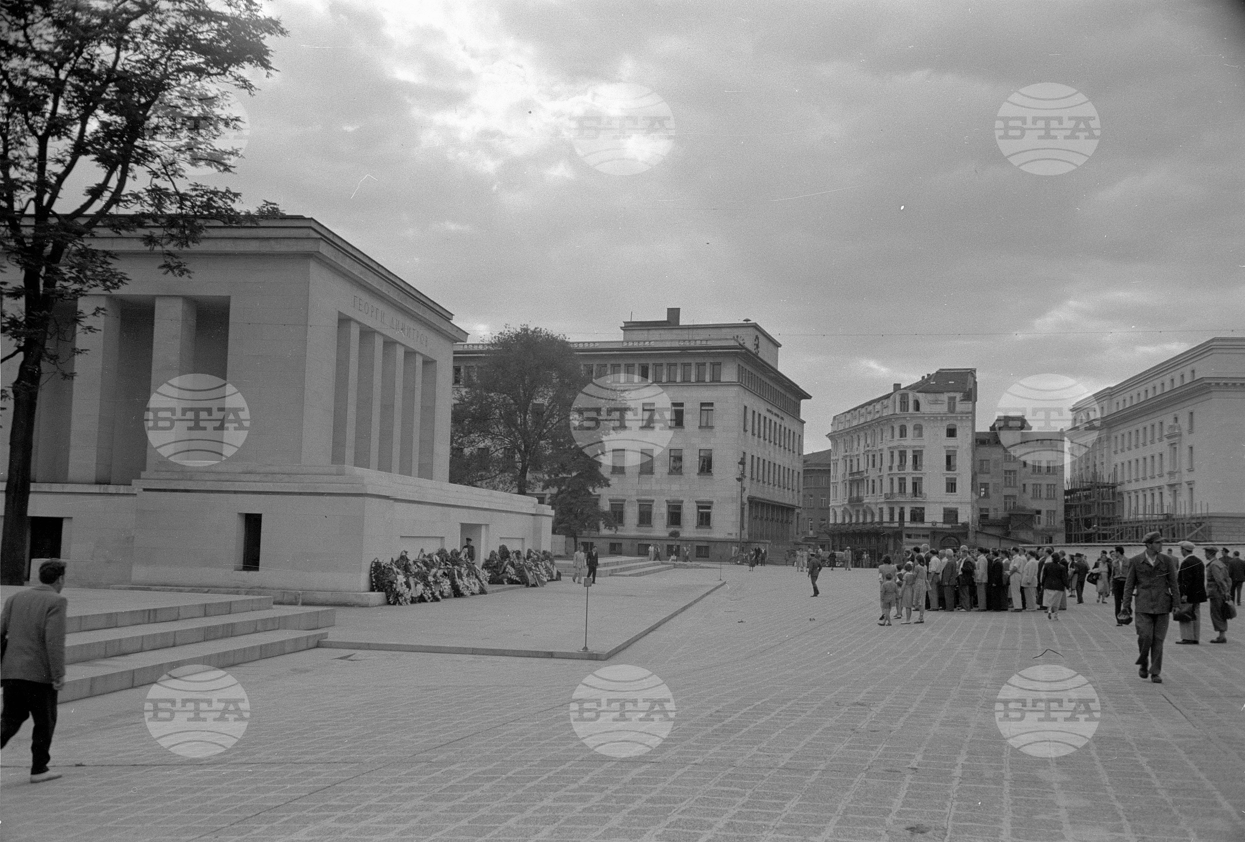 Полагане венци пред Мавзолея на Георги Димитров