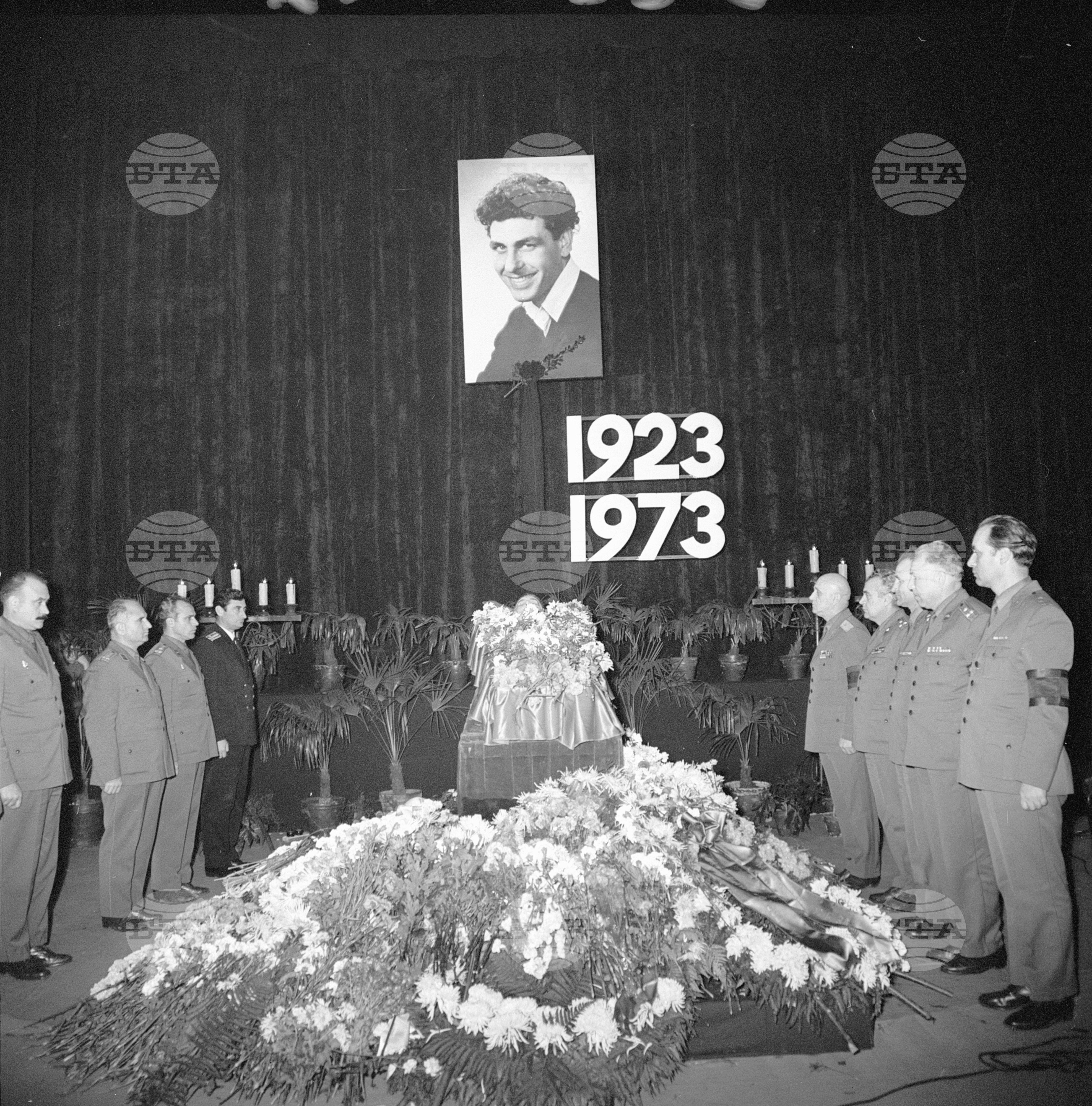 Поклонение пред саркофага на Апостол Карамитев
