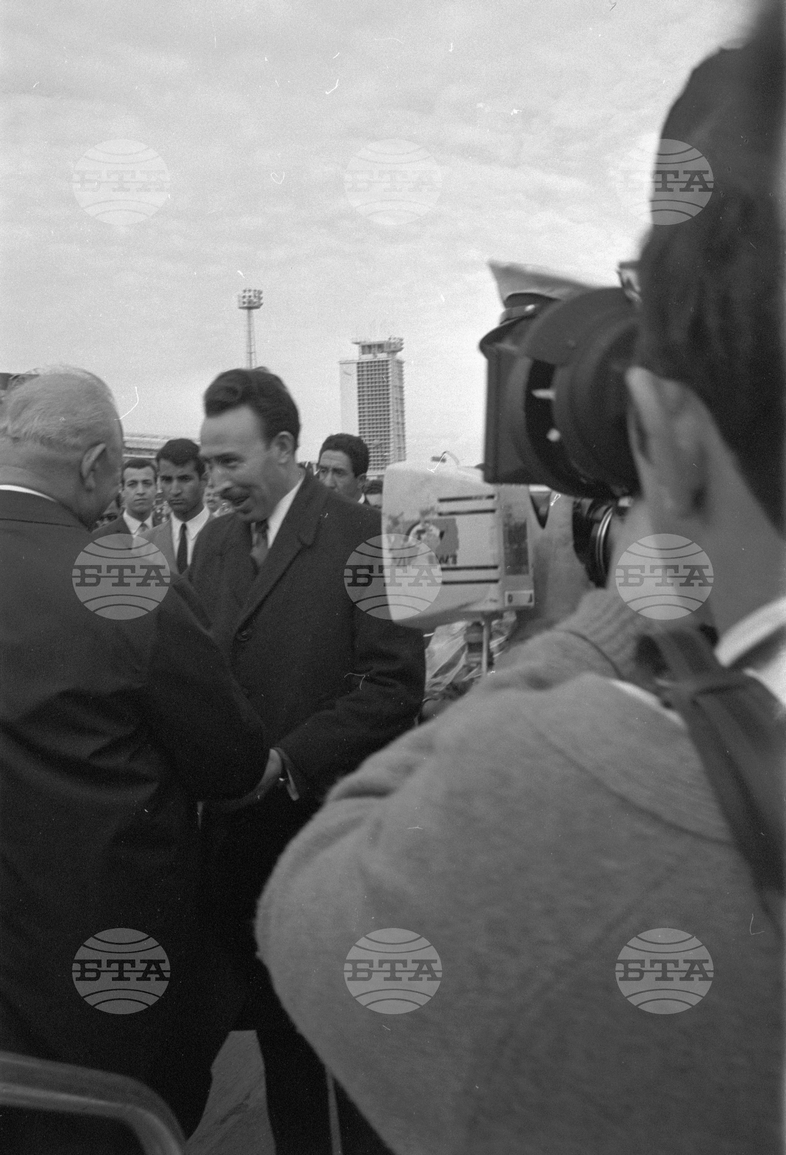 Посрещане на Николай Подгорни, председател на Президиума на Върховния съвет на СССР (Съюз на съветските социалистически републики), в Алжир