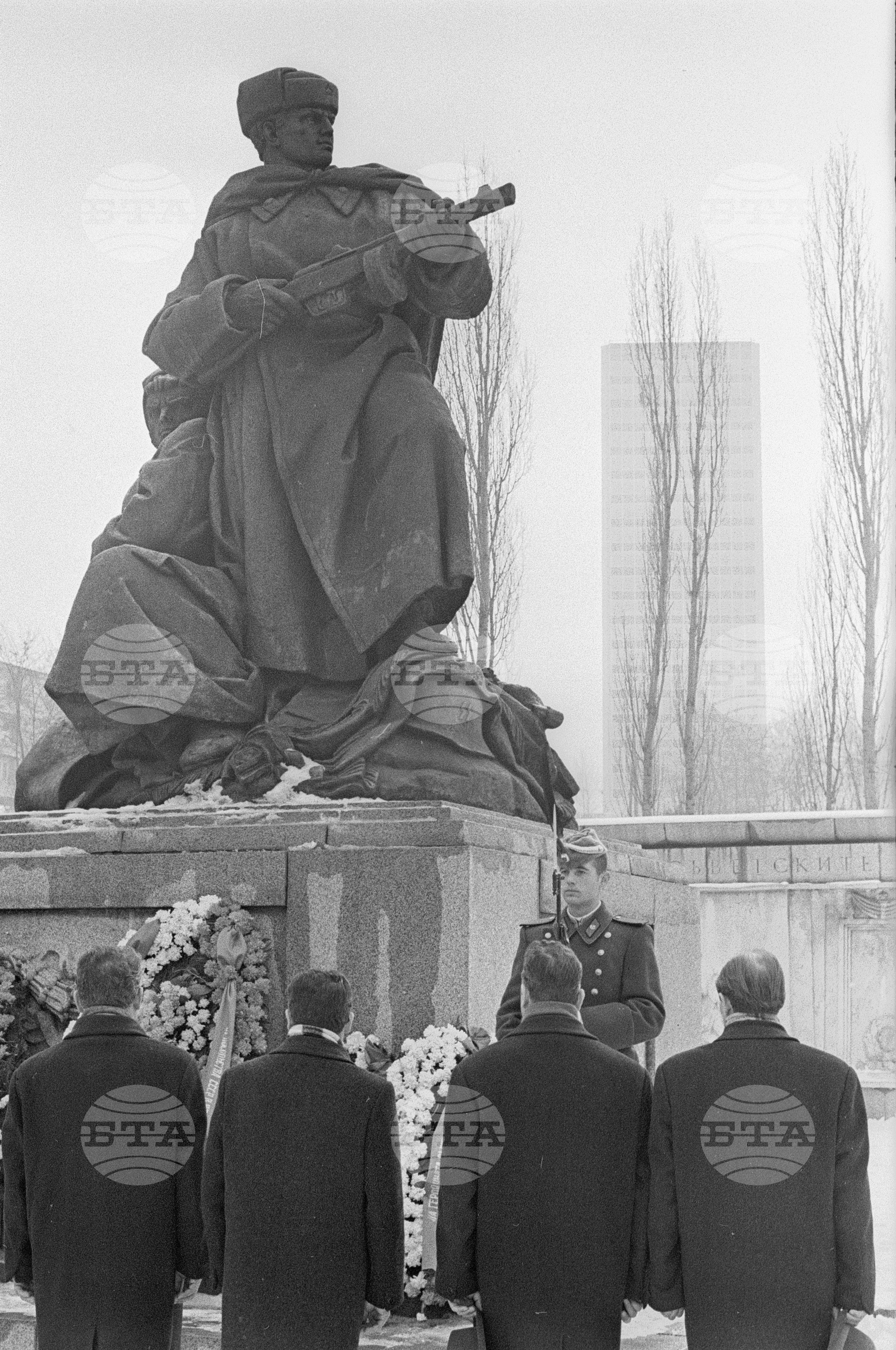 Полагане венци пред Паметника-костница в кв."Лозенец"
