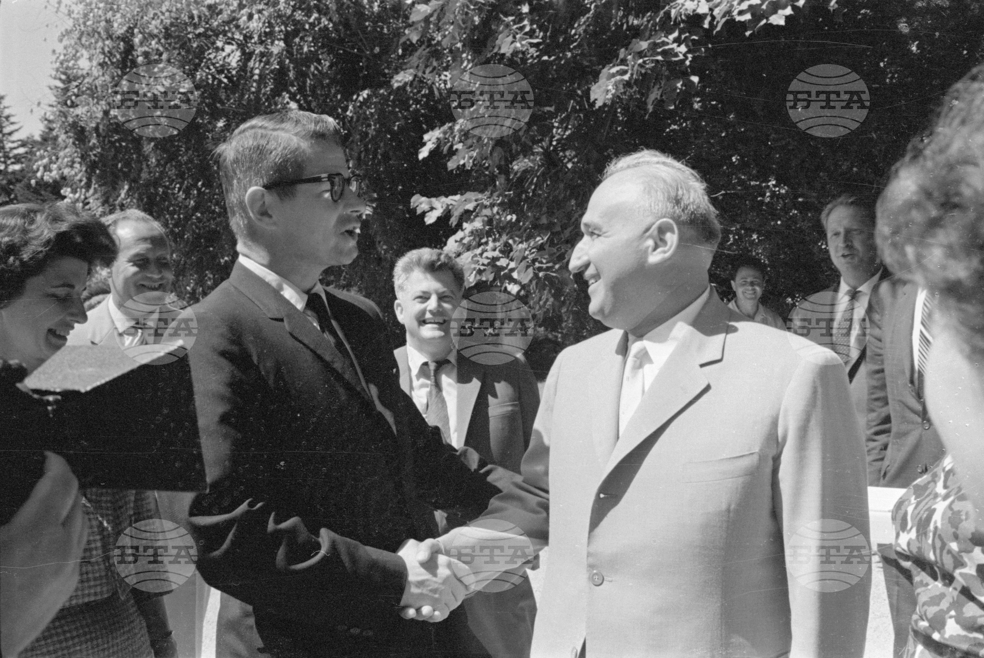Другарят Тодор Живков прие г-н О.Фриман В Евксиноград